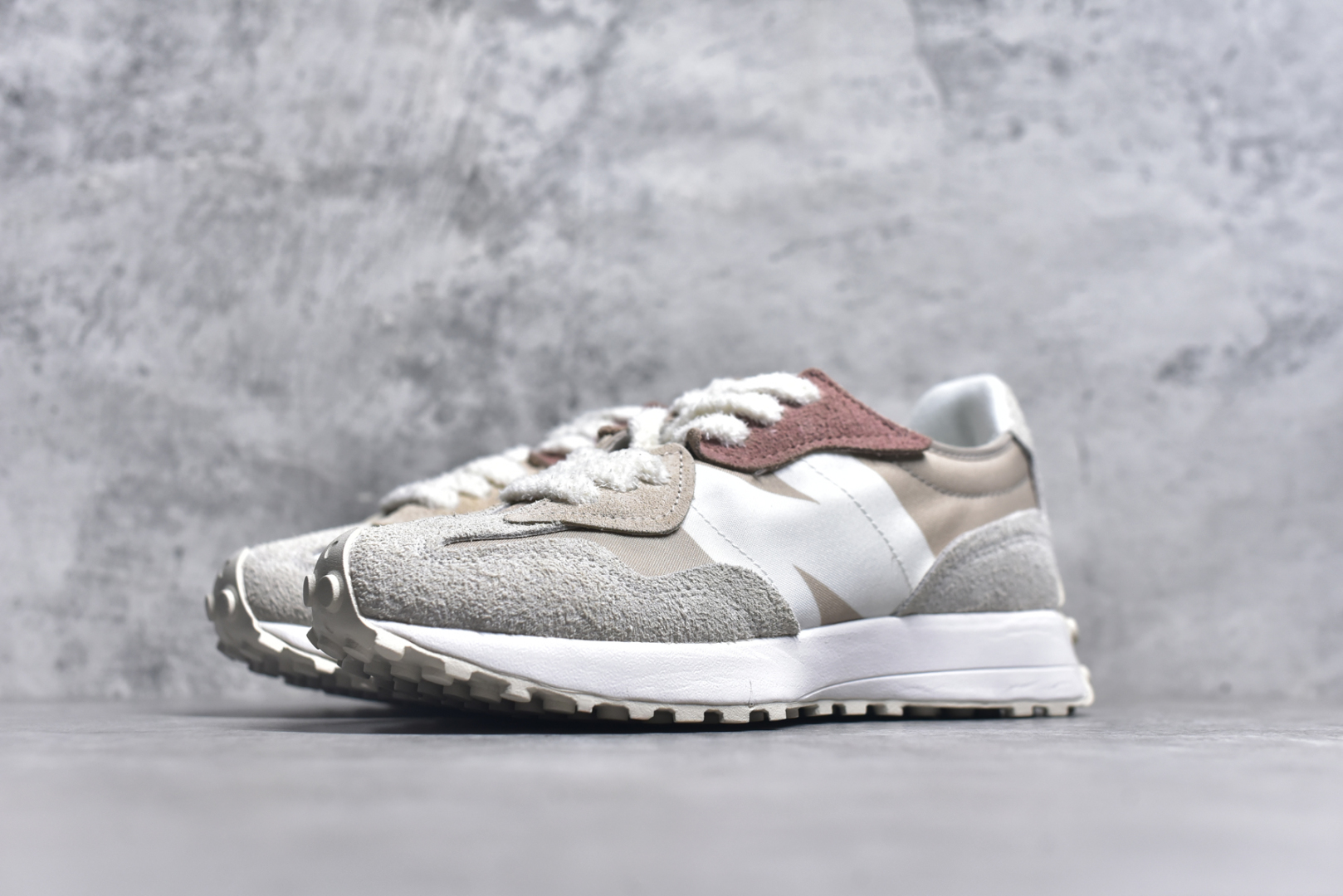 图片[2]-#New Balance MS327 NB新百伦系列复古休闲运动慢跑鞋 #以更纯粹的复古风格设计打造的全新造型 侧身还以解构设计 将 N 字标志以做旧压花样式呈现 样式别具新意 而麂皮、冲孔皮革的塑造 则呈现出高级怀旧气质 也让鞋款在奢华时装风格与运动氛围之间达到了平衡 鞋身采用尼龙及猪巴革麂皮物料拼接构成 中底高弹PU材质及满丁防滑橡胶外底 尺码：36 37 37.5 38 38.5 39.5 40 40.5 41.5 42 42.5 43 44 45-选品中心