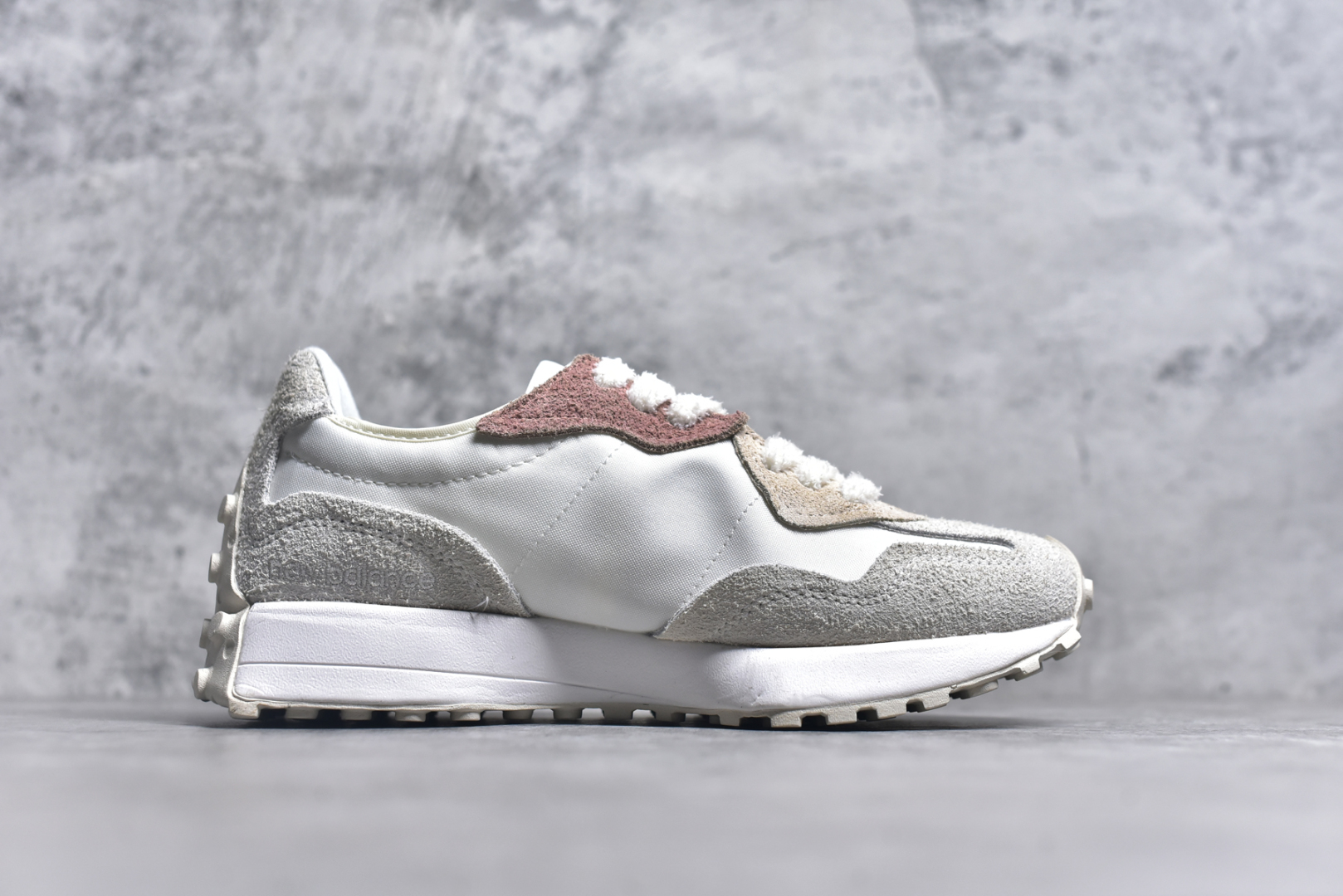 图片[3]-#New Balance MS327 NB新百伦系列复古休闲运动慢跑鞋 #以更纯粹的复古风格设计打造的全新造型 侧身还以解构设计 将 N 字标志以做旧压花样式呈现 样式别具新意 而麂皮、冲孔皮革的塑造 则呈现出高级怀旧气质 也让鞋款在奢华时装风格与运动氛围之间达到了平衡 鞋身采用尼龙及猪巴革麂皮物料拼接构成 中底高弹PU材质及满丁防滑橡胶外底 尺码：36 37 37.5 38 38.5 39.5 40 40.5 41.5 42 42.5 43 44 45-选品中心