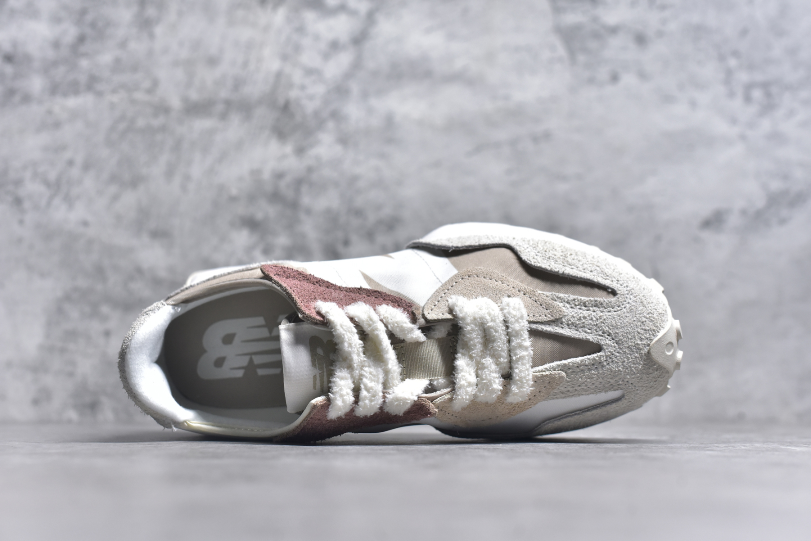 图片[4]-#New Balance MS327 NB新百伦系列复古休闲运动慢跑鞋 #以更纯粹的复古风格设计打造的全新造型 侧身还以解构设计 将 N 字标志以做旧压花样式呈现 样式别具新意 而麂皮、冲孔皮革的塑造 则呈现出高级怀旧气质 也让鞋款在奢华时装风格与运动氛围之间达到了平衡 鞋身采用尼龙及猪巴革麂皮物料拼接构成 中底高弹PU材质及满丁防滑橡胶外底 尺码：36 37 37.5 38 38.5 39.5 40 40.5 41.5 42 42.5 43 44 45-选品中心