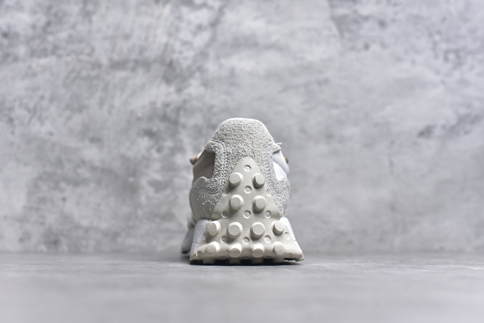 图片[5]-#New Balance MS327 NB新百伦系列复古休闲运动慢跑鞋 #以更纯粹的复古风格设计打造的全新造型 侧身还以解构设计 将 N 字标志以做旧压花样式呈现 样式别具新意 而麂皮、冲孔皮革的塑造 则呈现出高级怀旧气质 也让鞋款在奢华时装风格与运动氛围之间达到了平衡 鞋身采用尼龙及猪巴革麂皮物料拼接构成 中底高弹PU材质及满丁防滑橡胶外底 尺码：36 37 37.5 38 38.5 39.5 40 40.5 41.5 42 42.5 43 44 45-选品中心