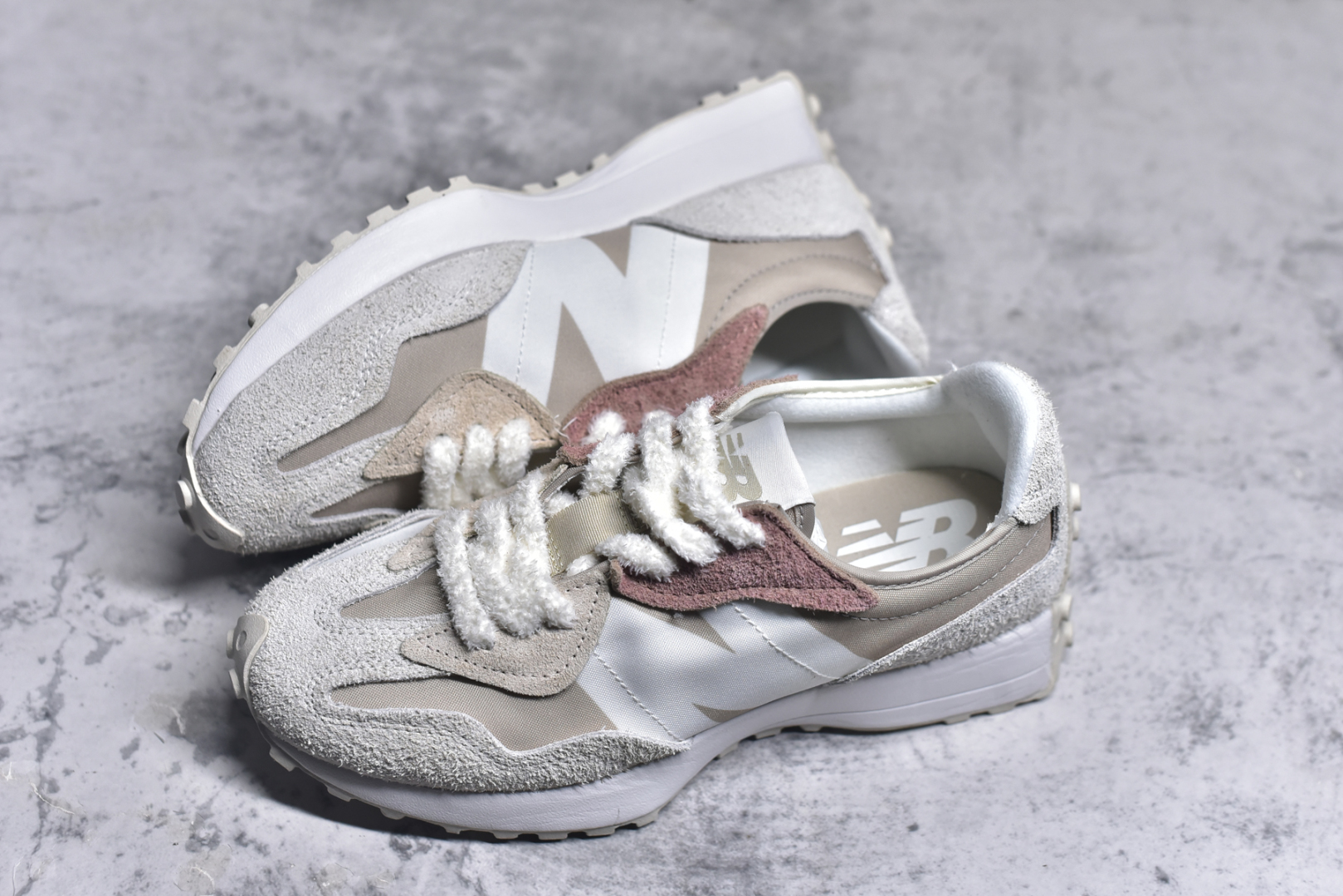 图片[7]-#New Balance MS327 NB新百伦系列复古休闲运动慢跑鞋 #以更纯粹的复古风格设计打造的全新造型 侧身还以解构设计 将 N 字标志以做旧压花样式呈现 样式别具新意 而麂皮、冲孔皮革的塑造 则呈现出高级怀旧气质 也让鞋款在奢华时装风格与运动氛围之间达到了平衡 鞋身采用尼龙及猪巴革麂皮物料拼接构成 中底高弹PU材质及满丁防滑橡胶外底 尺码：36 37 37.5 38 38.5 39.5 40 40.5 41.5 42 42.5 43 44 45-选品中心