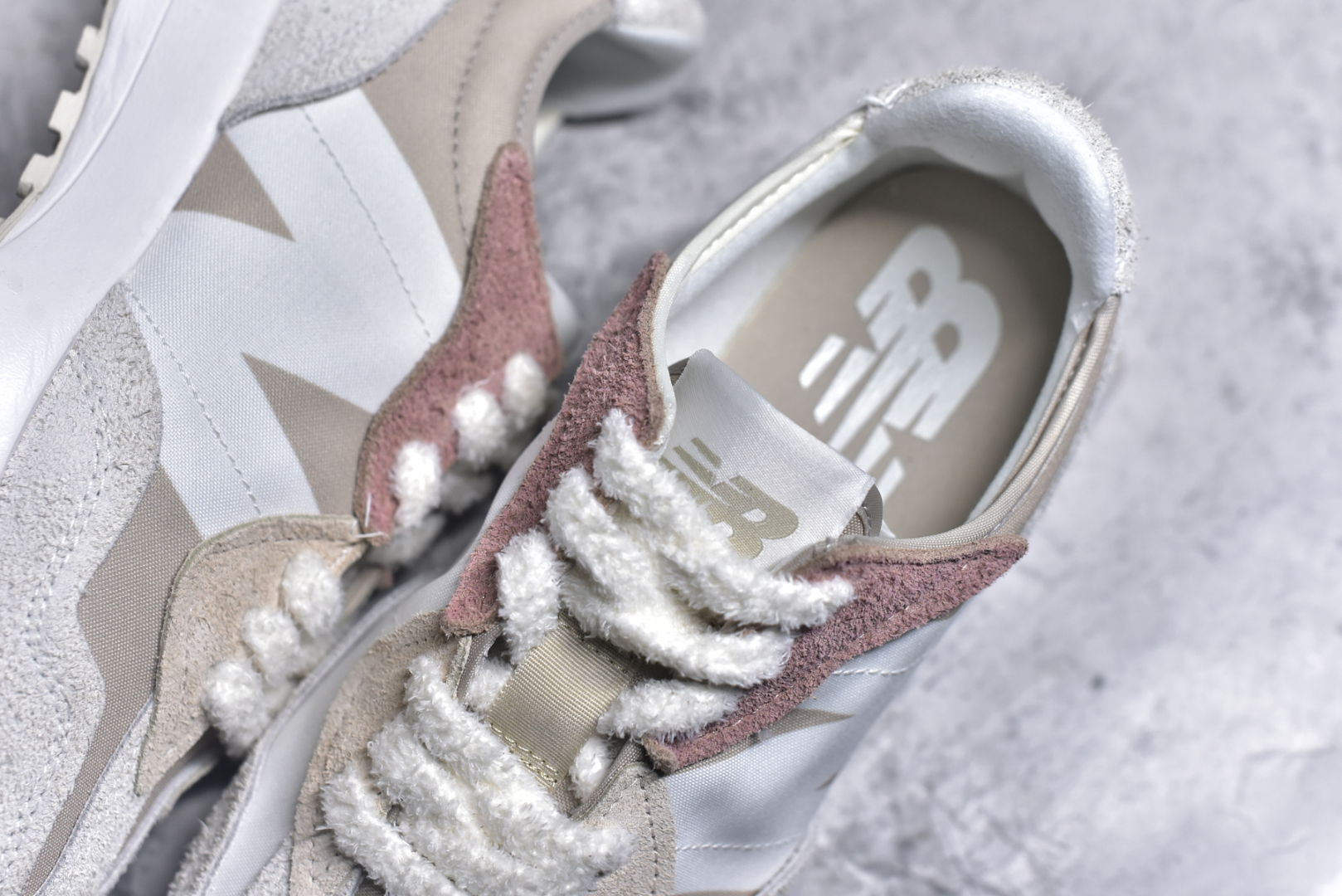 图片[9]-#New Balance MS327 NB新百伦系列复古休闲运动慢跑鞋 #以更纯粹的复古风格设计打造的全新造型 侧身还以解构设计 将 N 字标志以做旧压花样式呈现 样式别具新意 而麂皮、冲孔皮革的塑造 则呈现出高级怀旧气质 也让鞋款在奢华时装风格与运动氛围之间达到了平衡 鞋身采用尼龙及猪巴革麂皮物料拼接构成 中底高弹PU材质及满丁防滑橡胶外底 尺码：36 37 37.5 38 38.5 39.5 40 40.5 41.5 42 42.5 43 44 45-选品中心
