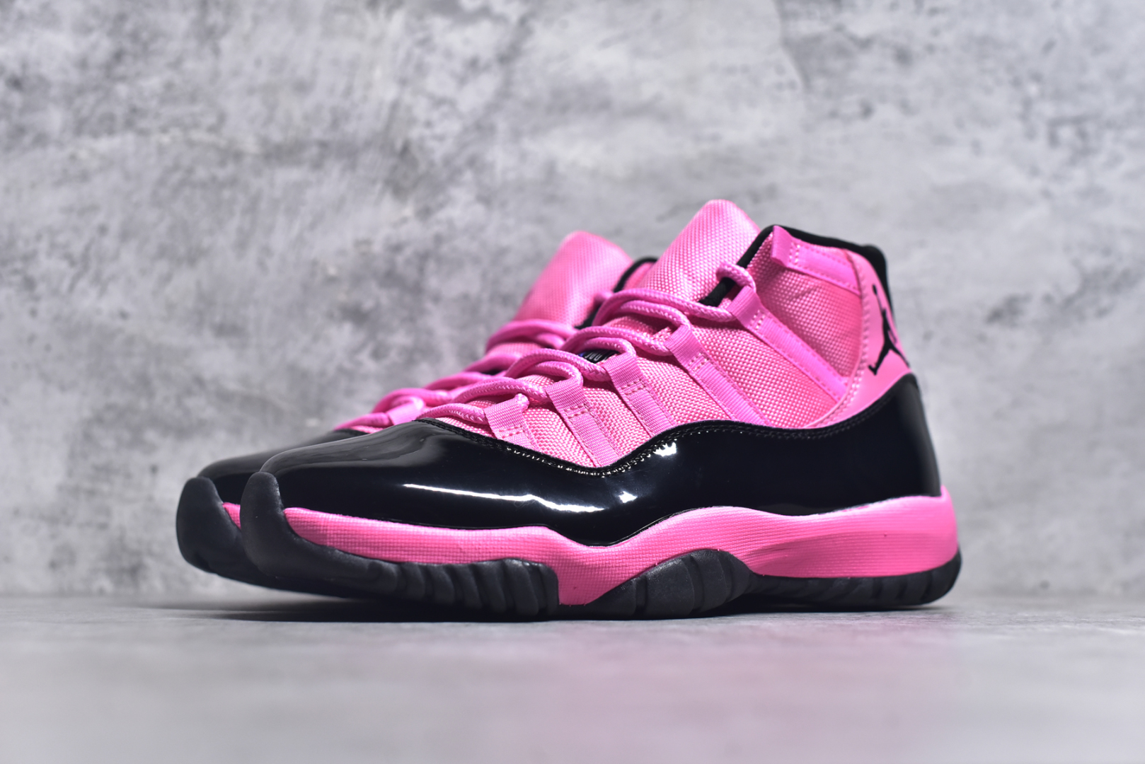 图片[2]-#Air Jordan AJ11 Retro 黑粉 CT8012-500 原楦原档案数据开模打造 原厂中底拉帮钢印 原厂漆皮 防冻不开裂 头层皮料 原装鞋撑 水晶大底正确色度色泽 原楦原数据刺绣 原厂车缝走线及对位 毫厘不差 飞人logo采用原数据电脑刺绣 原装正品碳纤维真实碳板 增强抗扭 原内标 原盒标 正确官方原盒 原厂防氧化水晶外底 原厂配套厂全掌solo气垫 尺码：36-46-选品中心