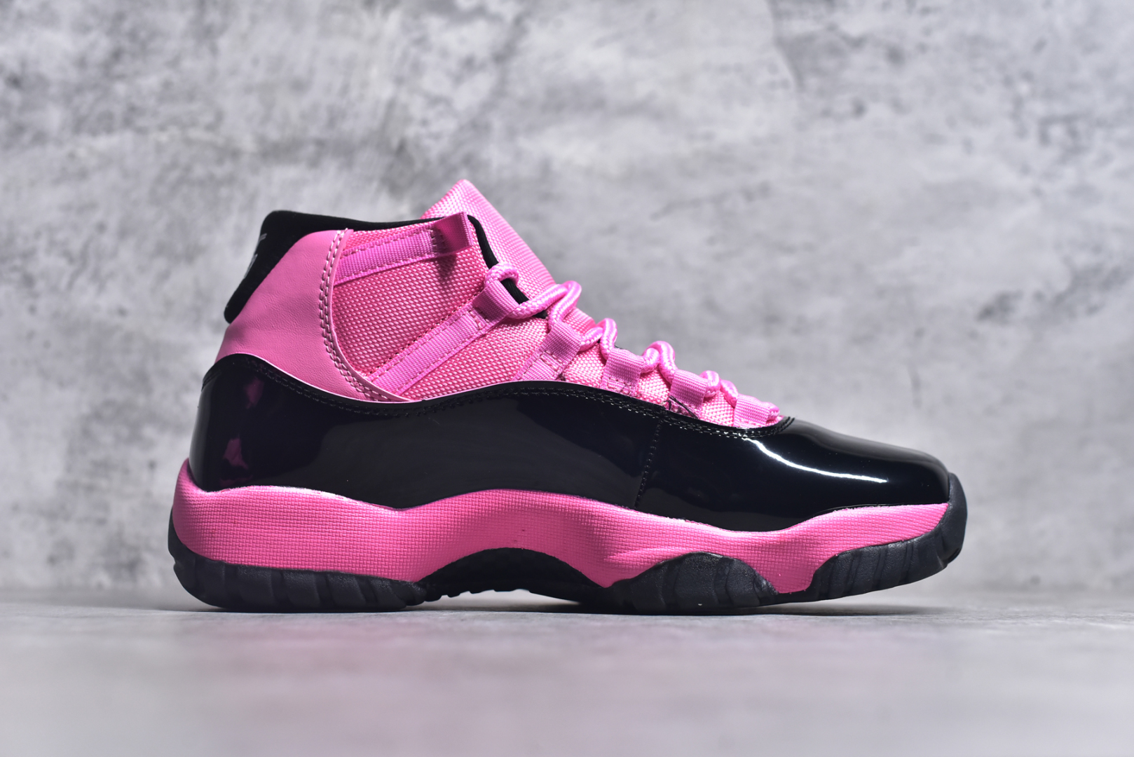图片[3]-#Air Jordan AJ11 Retro 黑粉 CT8012-500 原楦原档案数据开模打造 原厂中底拉帮钢印 原厂漆皮 防冻不开裂 头层皮料 原装鞋撑 水晶大底正确色度色泽 原楦原数据刺绣 原厂车缝走线及对位 毫厘不差 飞人logo采用原数据电脑刺绣 原装正品碳纤维真实碳板 增强抗扭 原内标 原盒标 正确官方原盒 原厂防氧化水晶外底 原厂配套厂全掌solo气垫 尺码：36-46-选品中心