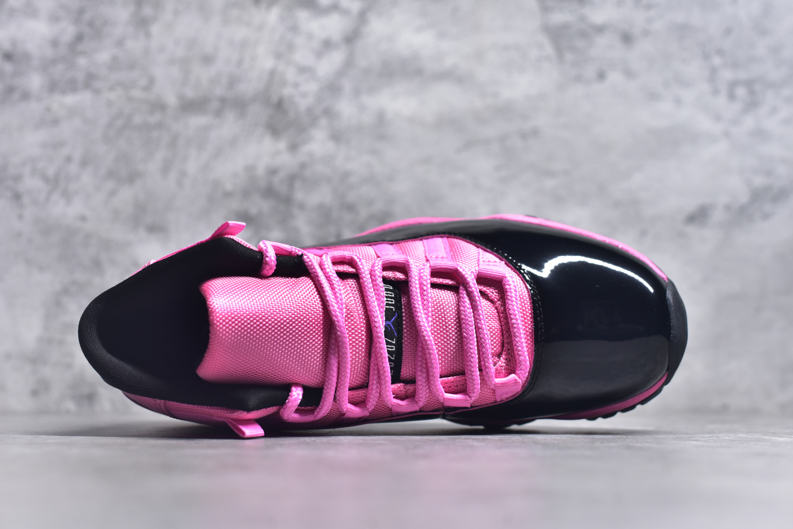 图片[4]-#Air Jordan AJ11 Retro 黑粉 CT8012-500 原楦原档案数据开模打造 原厂中底拉帮钢印 原厂漆皮 防冻不开裂 头层皮料 原装鞋撑 水晶大底正确色度色泽 原楦原数据刺绣 原厂车缝走线及对位 毫厘不差 飞人logo采用原数据电脑刺绣 原装正品碳纤维真实碳板 增强抗扭 原内标 原盒标 正确官方原盒 原厂防氧化水晶外底 原厂配套厂全掌solo气垫 尺码：36-46-选品中心