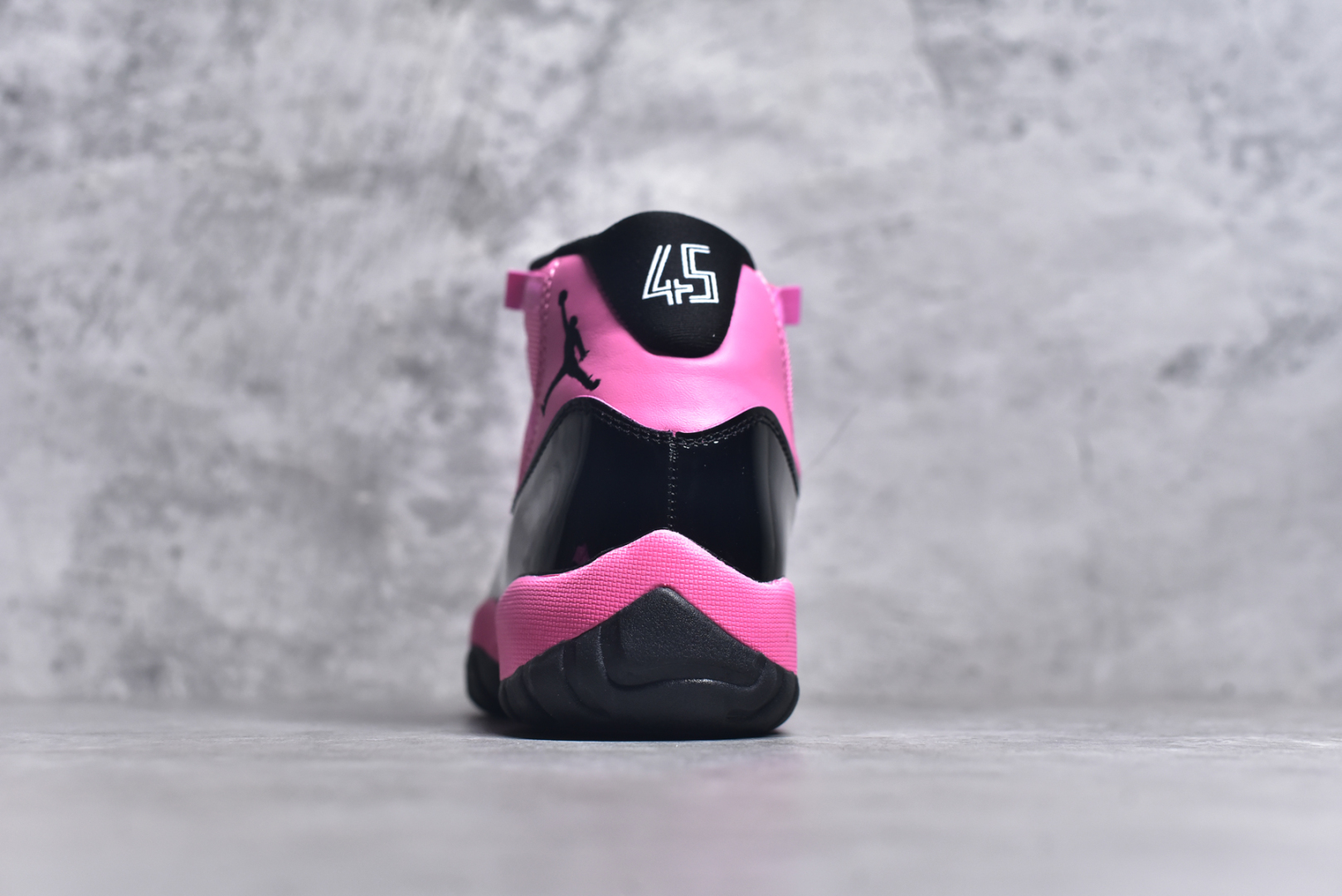 图片[5]-#Air Jordan AJ11 Retro 黑粉 CT8012-500 原楦原档案数据开模打造 原厂中底拉帮钢印 原厂漆皮 防冻不开裂 头层皮料 原装鞋撑 水晶大底正确色度色泽 原楦原数据刺绣 原厂车缝走线及对位 毫厘不差 飞人logo采用原数据电脑刺绣 原装正品碳纤维真实碳板 增强抗扭 原内标 原盒标 正确官方原盒 原厂防氧化水晶外底 原厂配套厂全掌solo气垫 尺码：36-46-选品中心