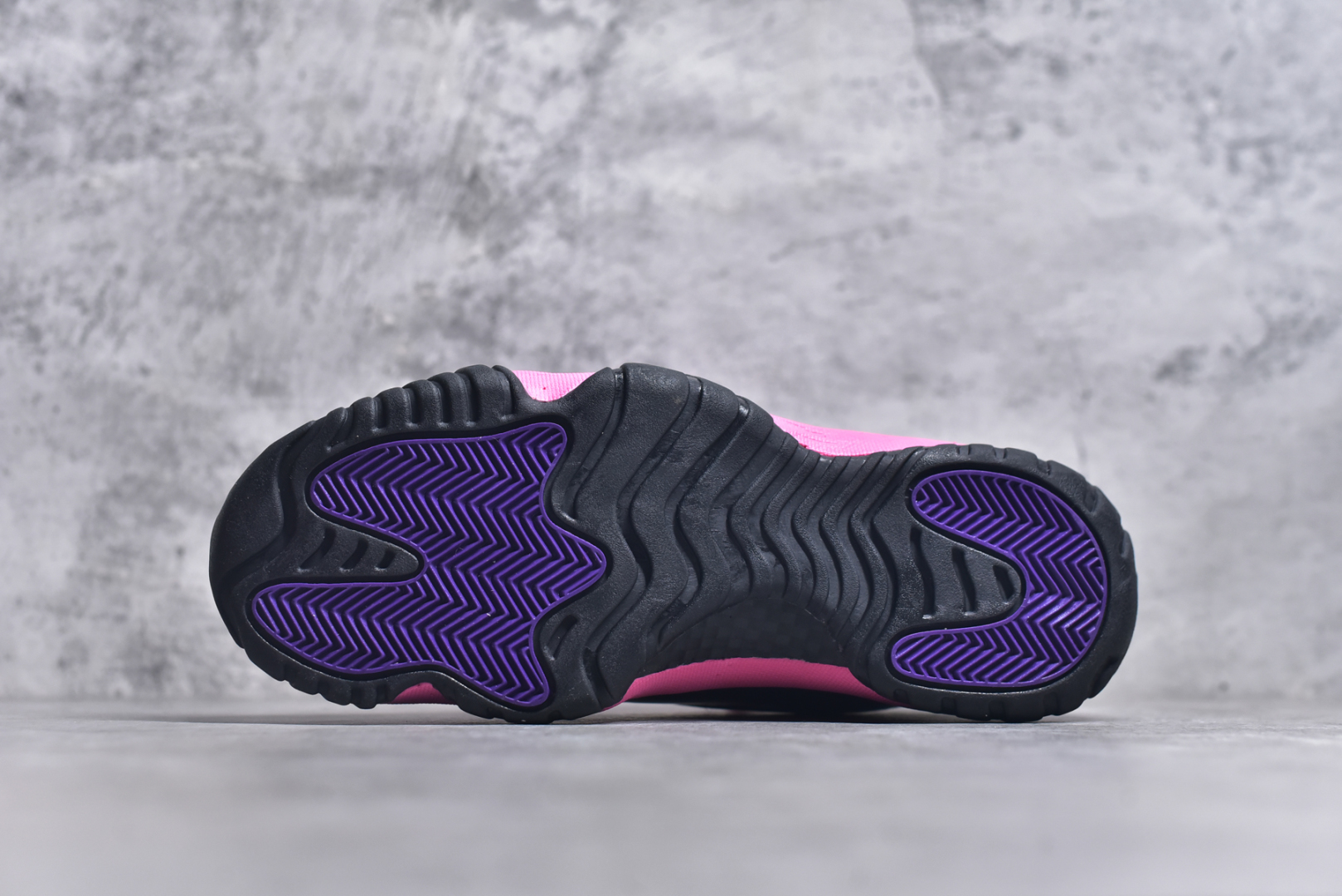 图片[6]-#Air Jordan AJ11 Retro 黑粉 CT8012-500 原楦原档案数据开模打造 原厂中底拉帮钢印 原厂漆皮 防冻不开裂 头层皮料 原装鞋撑 水晶大底正确色度色泽 原楦原数据刺绣 原厂车缝走线及对位 毫厘不差 飞人logo采用原数据电脑刺绣 原装正品碳纤维真实碳板 增强抗扭 原内标 原盒标 正确官方原盒 原厂防氧化水晶外底 原厂配套厂全掌solo气垫 尺码：36-46-选品中心
