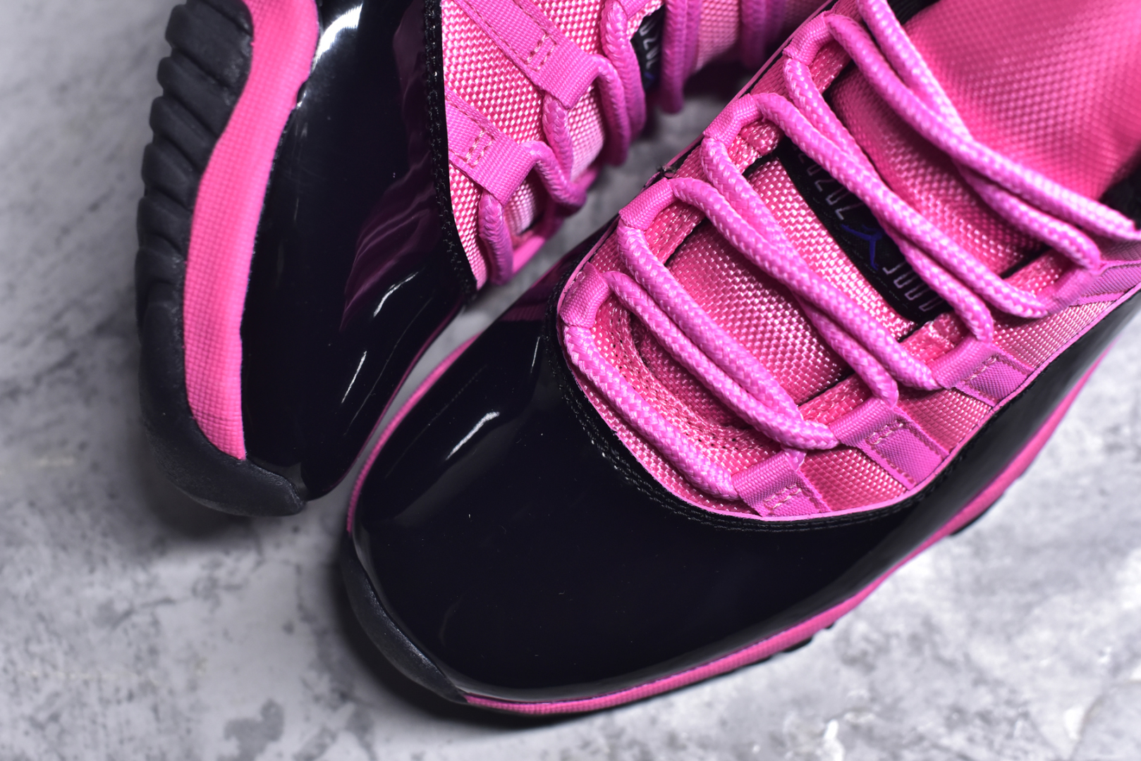 图片[8]-#Air Jordan AJ11 Retro 黑粉 CT8012-500 原楦原档案数据开模打造 原厂中底拉帮钢印 原厂漆皮 防冻不开裂 头层皮料 原装鞋撑 水晶大底正确色度色泽 原楦原数据刺绣 原厂车缝走线及对位 毫厘不差 飞人logo采用原数据电脑刺绣 原装正品碳纤维真实碳板 增强抗扭 原内标 原盒标 正确官方原盒 原厂防氧化水晶外底 原厂配套厂全掌solo气垫 尺码：36-46-选品中心