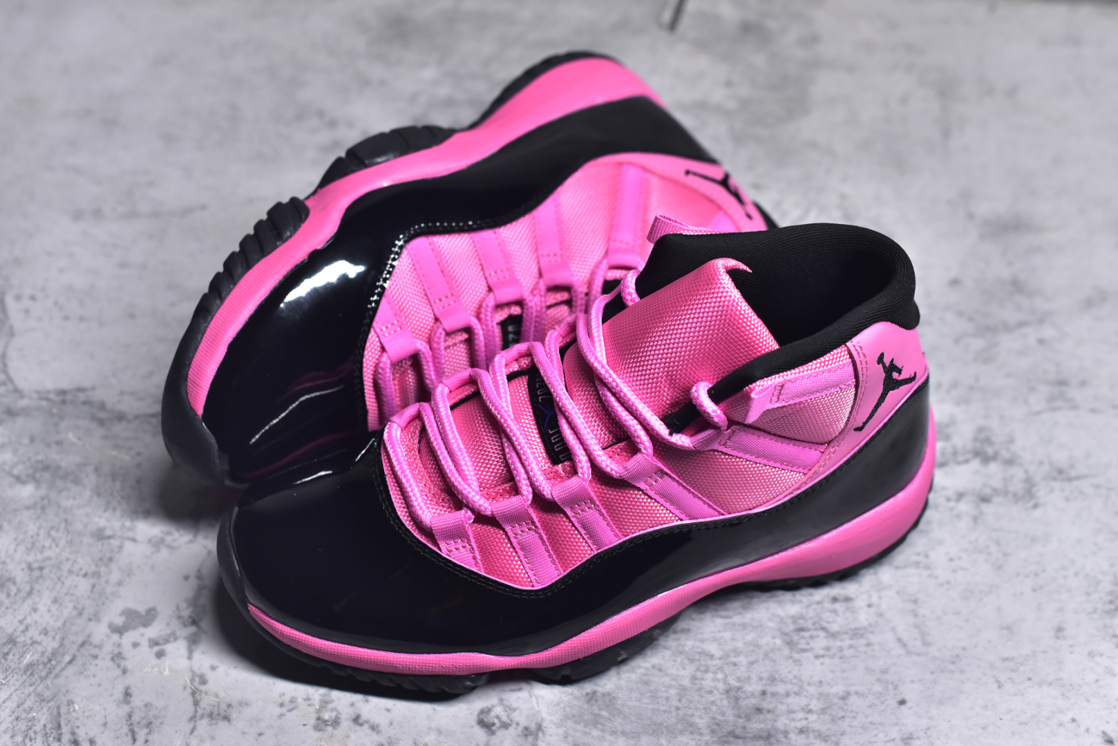 图片[7]-#Air Jordan AJ11 Retro 黑粉 CT8012-500 原楦原档案数据开模打造 原厂中底拉帮钢印 原厂漆皮 防冻不开裂 头层皮料 原装鞋撑 水晶大底正确色度色泽 原楦原数据刺绣 原厂车缝走线及对位 毫厘不差 飞人logo采用原数据电脑刺绣 原装正品碳纤维真实碳板 增强抗扭 原内标 原盒标 正确官方原盒 原厂防氧化水晶外底 原厂配套厂全掌solo气垫 尺码：36-46-选品中心