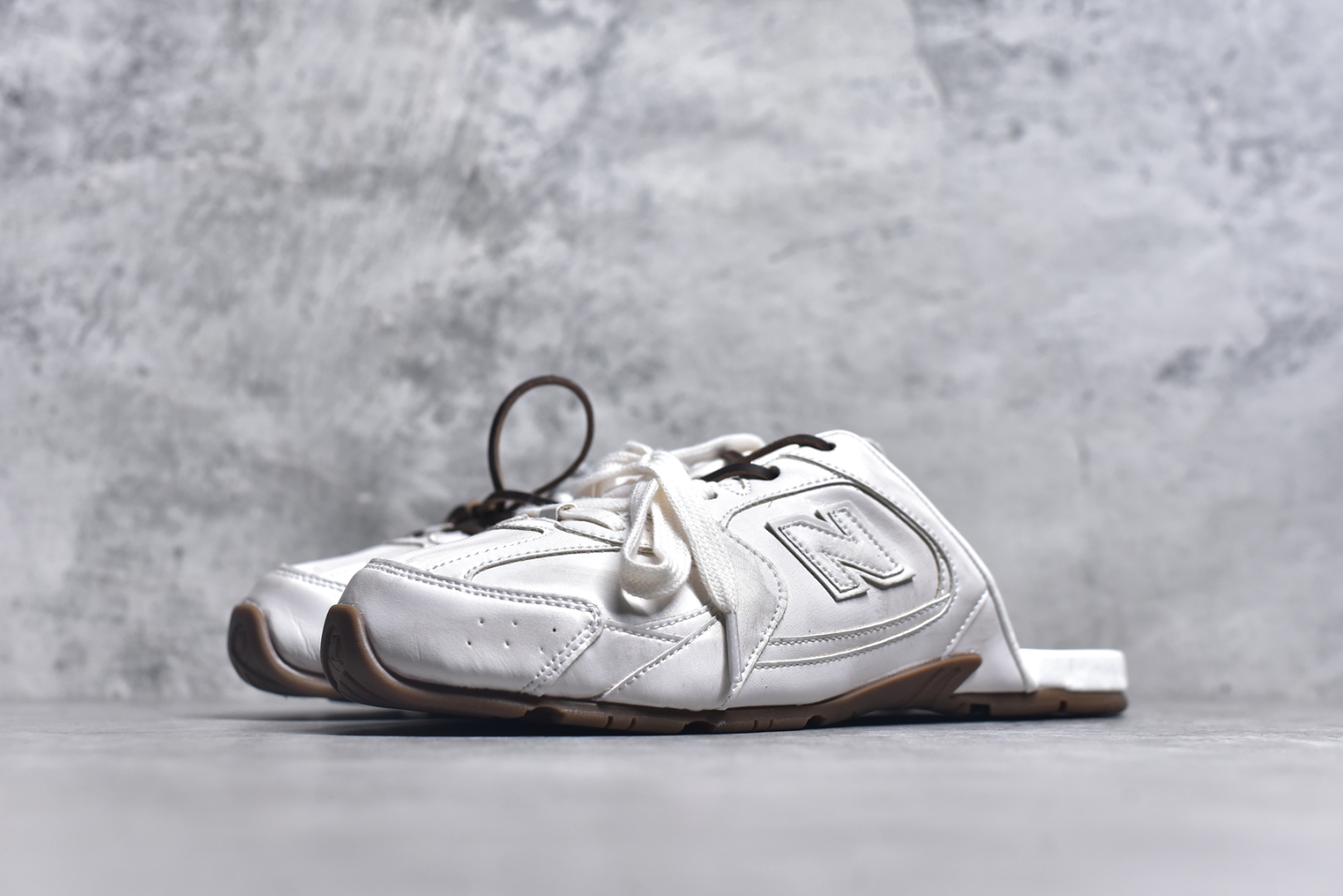 图片[2]-#MiuMiu x New Balance NB530 SL 缪缪联名系列低帮经典复古休闲运动鞋半拖 近几年运动品牌与各大潮流品牌不断推出联名产品，在球鞋圈拥有极高的热度。此外，奢侈品牌和运动品牌联名也早已非新鲜事，继 Dior 和 Jordan Brand 以及 Prada 和 adidas 合作后。近日，Miu Miu与New Balance的合作基本已经成为定番，每年都会上新，而近期的最新联名也已经正式曝光，预计会在24年春夏面世！相比之前两次使用的574，这次Miu Miu带来了全新风格。采用了全新型号MR530进行设计，继续使用复古的旧化效果和去年就被带火的美拉德配色打造。Miu Miu作为千禧文化的重要推手，这次也是直接挑选了New Balance 2000年代时发布的健身跑鞋MR530。整体做旧效果非常明显，甚至有些二手鞋的感觉，多少是有点瘦巴黎世家影响了……配色方面将会推出米色和棕色两种颜色可供选择，整体覆盖了做旧麂皮，鞋舌和鞋垫和之前一致，有Miu Miu的Logo，同时搭配皮革和棉质双鞋带组成。尺码：36 37 37.5 38 38.5 39.5 40 40.5 41.5 42 42.5 43.5 44 44.5 45-选品中心