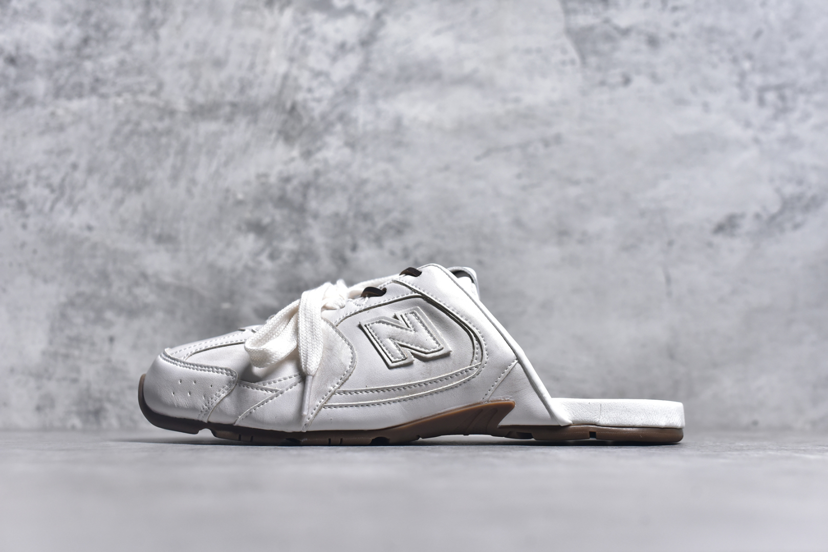 #MiuMiu x New Balance NB530 SL 缪缪联名系列低帮经典复古休闲运动鞋半拖 近几年运动品牌与各大潮流品牌不断推出联名产品，在球鞋圈拥有极高的热度。此外，奢侈品牌和运动品牌联名也早已非新鲜事，继 Dior 和 Jordan Brand 以及 Prada 和 adidas 合作后。近日，Miu Miu与New Balance的合作基本已经成为定番，每年都会上新，而近期的最新联名也已经正式曝光，预计会在24年春夏面世！相比之前两次使用的574，这次Miu Miu带来了全新风格。采用了全新型号MR530进行设计，继续使用复古的旧化效果和去年就被带火的美拉德配色打造。Miu Miu作为千禧文化的重要推手，这次也是直接挑选了New Balance 2000年代时发布的健身跑鞋MR530。整体做旧效果非常明显，甚至有些二手鞋的感觉，多少是有点瘦巴黎世家影响了……配色方面将会推出米色和棕色两种颜色可供选择，整体覆盖了做旧麂皮，鞋舌和鞋垫和之前一致，有Miu Miu的Logo，同时搭配皮革和棉质双鞋带组成。尺码：36 37 37.5 38 38.5 39.5 40 40.5 41.5 42 42.5 43.5 44 44.5 45-选品中心