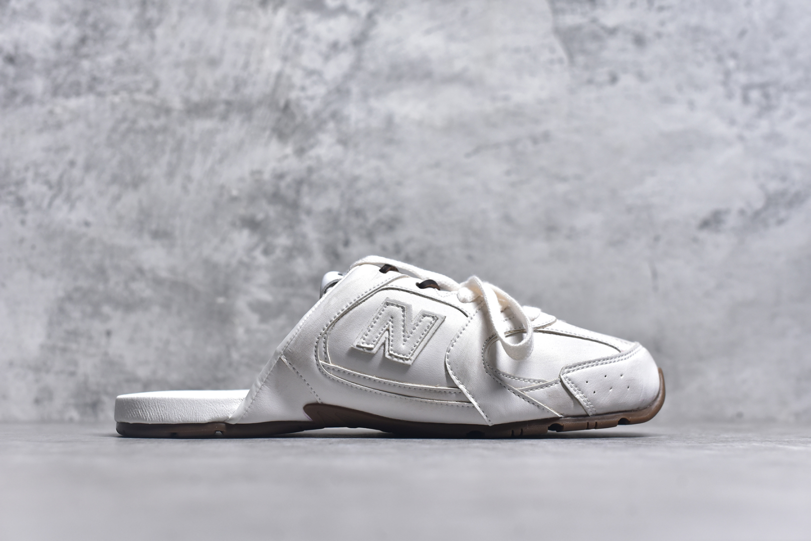 图片[3]-#MiuMiu x New Balance NB530 SL 缪缪联名系列低帮经典复古休闲运动鞋半拖 近几年运动品牌与各大潮流品牌不断推出联名产品，在球鞋圈拥有极高的热度。此外，奢侈品牌和运动品牌联名也早已非新鲜事，继 Dior 和 Jordan Brand 以及 Prada 和 adidas 合作后。近日，Miu Miu与New Balance的合作基本已经成为定番，每年都会上新，而近期的最新联名也已经正式曝光，预计会在24年春夏面世！相比之前两次使用的574，这次Miu Miu带来了全新风格。采用了全新型号MR530进行设计，继续使用复古的旧化效果和去年就被带火的美拉德配色打造。Miu Miu作为千禧文化的重要推手，这次也是直接挑选了New Balance 2000年代时发布的健身跑鞋MR530。整体做旧效果非常明显，甚至有些二手鞋的感觉，多少是有点瘦巴黎世家影响了……配色方面将会推出米色和棕色两种颜色可供选择，整体覆盖了做旧麂皮，鞋舌和鞋垫和之前一致，有Miu Miu的Logo，同时搭配皮革和棉质双鞋带组成。尺码：36 37 37.5 38 38.5 39.5 40 40.5 41.5 42 42.5 43.5 44 44.5 45-选品中心