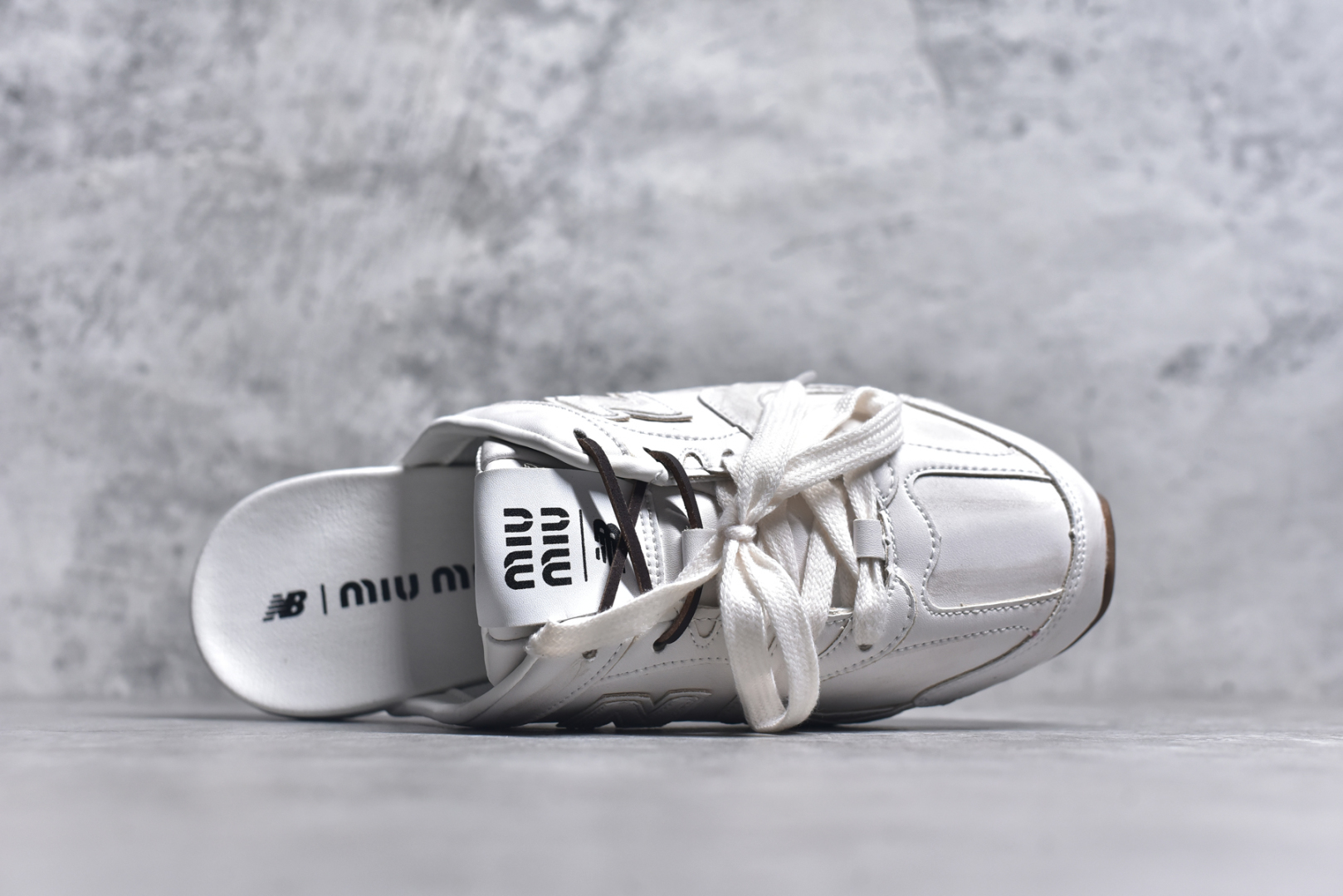 图片[4]-#MiuMiu x New Balance NB530 SL 缪缪联名系列低帮经典复古休闲运动鞋半拖 近几年运动品牌与各大潮流品牌不断推出联名产品，在球鞋圈拥有极高的热度。此外，奢侈品牌和运动品牌联名也早已非新鲜事，继 Dior 和 Jordan Brand 以及 Prada 和 adidas 合作后。近日，Miu Miu与New Balance的合作基本已经成为定番，每年都会上新，而近期的最新联名也已经正式曝光，预计会在24年春夏面世！相比之前两次使用的574，这次Miu Miu带来了全新风格。采用了全新型号MR530进行设计，继续使用复古的旧化效果和去年就被带火的美拉德配色打造。Miu Miu作为千禧文化的重要推手，这次也是直接挑选了New Balance 2000年代时发布的健身跑鞋MR530。整体做旧效果非常明显，甚至有些二手鞋的感觉，多少是有点瘦巴黎世家影响了……配色方面将会推出米色和棕色两种颜色可供选择，整体覆盖了做旧麂皮，鞋舌和鞋垫和之前一致，有Miu Miu的Logo，同时搭配皮革和棉质双鞋带组成。尺码：36 37 37.5 38 38.5 39.5 40 40.5 41.5 42 42.5 43.5 44 44.5 45-选品中心