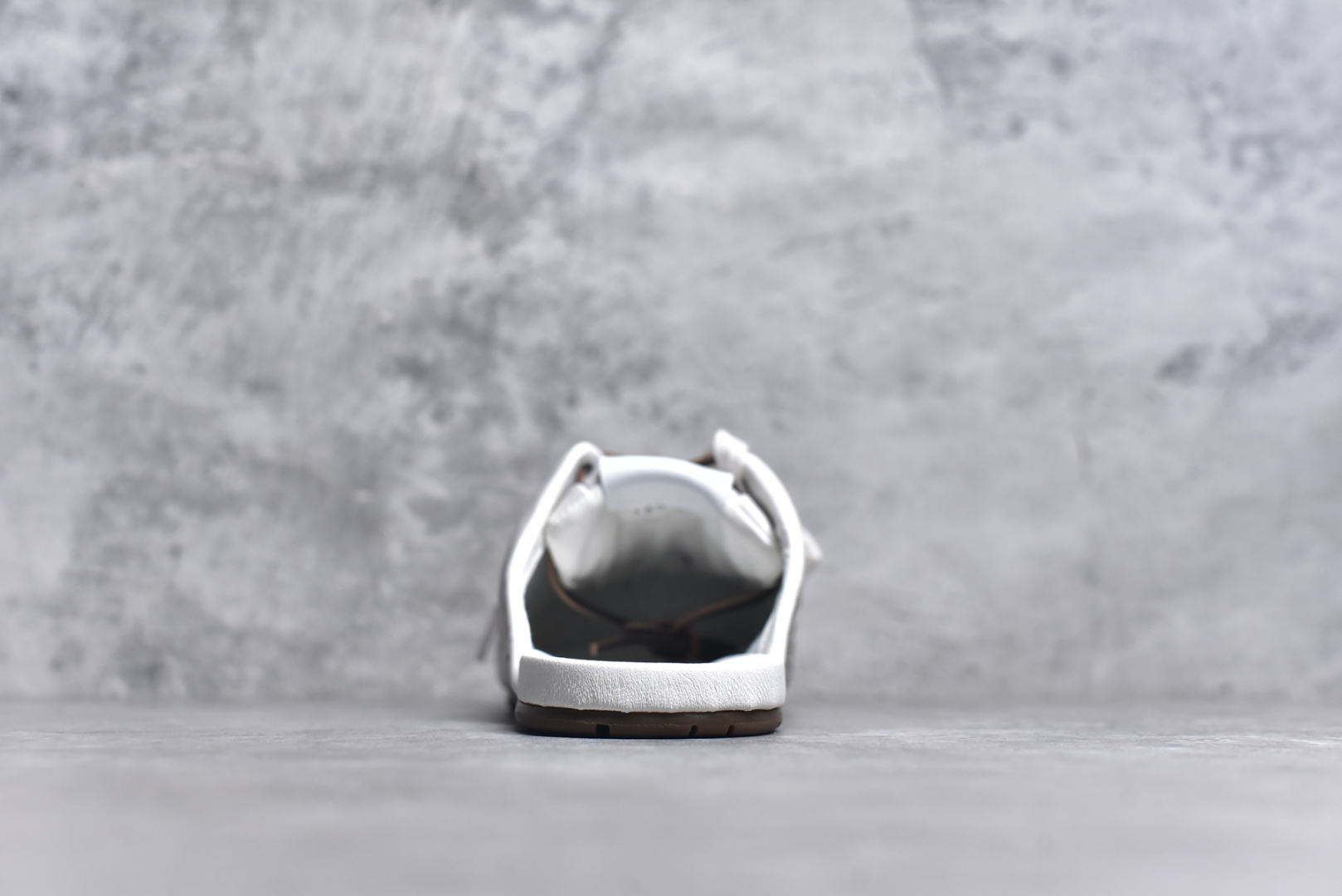 图片[5]-#MiuMiu x New Balance NB530 SL 缪缪联名系列低帮经典复古休闲运动鞋半拖 近几年运动品牌与各大潮流品牌不断推出联名产品，在球鞋圈拥有极高的热度。此外，奢侈品牌和运动品牌联名也早已非新鲜事，继 Dior 和 Jordan Brand 以及 Prada 和 adidas 合作后。近日，Miu Miu与New Balance的合作基本已经成为定番，每年都会上新，而近期的最新联名也已经正式曝光，预计会在24年春夏面世！相比之前两次使用的574，这次Miu Miu带来了全新风格。采用了全新型号MR530进行设计，继续使用复古的旧化效果和去年就被带火的美拉德配色打造。Miu Miu作为千禧文化的重要推手，这次也是直接挑选了New Balance 2000年代时发布的健身跑鞋MR530。整体做旧效果非常明显，甚至有些二手鞋的感觉，多少是有点瘦巴黎世家影响了……配色方面将会推出米色和棕色两种颜色可供选择，整体覆盖了做旧麂皮，鞋舌和鞋垫和之前一致，有Miu Miu的Logo，同时搭配皮革和棉质双鞋带组成。尺码：36 37 37.5 38 38.5 39.5 40 40.5 41.5 42 42.5 43.5 44 44.5 45-选品中心