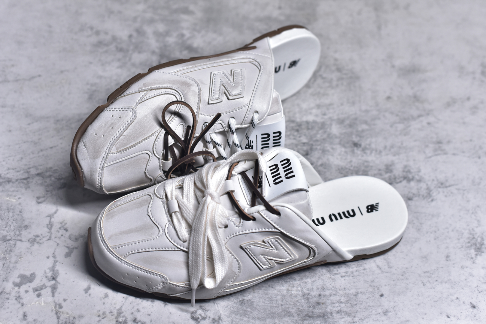 图片[7]-#MiuMiu x New Balance NB530 SL 缪缪联名系列低帮经典复古休闲运动鞋半拖 近几年运动品牌与各大潮流品牌不断推出联名产品，在球鞋圈拥有极高的热度。此外，奢侈品牌和运动品牌联名也早已非新鲜事，继 Dior 和 Jordan Brand 以及 Prada 和 adidas 合作后。近日，Miu Miu与New Balance的合作基本已经成为定番，每年都会上新，而近期的最新联名也已经正式曝光，预计会在24年春夏面世！相比之前两次使用的574，这次Miu Miu带来了全新风格。采用了全新型号MR530进行设计，继续使用复古的旧化效果和去年就被带火的美拉德配色打造。Miu Miu作为千禧文化的重要推手，这次也是直接挑选了New Balance 2000年代时发布的健身跑鞋MR530。整体做旧效果非常明显，甚至有些二手鞋的感觉，多少是有点瘦巴黎世家影响了……配色方面将会推出米色和棕色两种颜色可供选择，整体覆盖了做旧麂皮，鞋舌和鞋垫和之前一致，有Miu Miu的Logo，同时搭配皮革和棉质双鞋带组成。尺码：36 37 37.5 38 38.5 39.5 40 40.5 41.5 42 42.5 43.5 44 44.5 45-选品中心