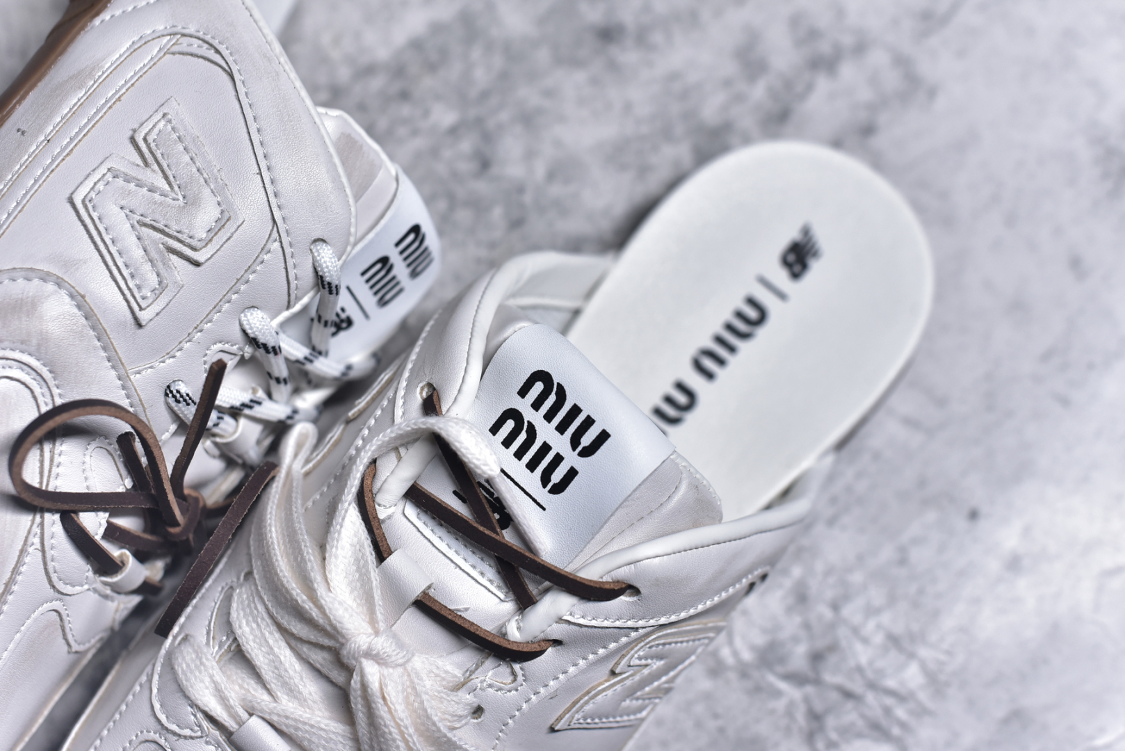 图片[9]-#MiuMiu x New Balance NB530 SL 缪缪联名系列低帮经典复古休闲运动鞋半拖 近几年运动品牌与各大潮流品牌不断推出联名产品，在球鞋圈拥有极高的热度。此外，奢侈品牌和运动品牌联名也早已非新鲜事，继 Dior 和 Jordan Brand 以及 Prada 和 adidas 合作后。近日，Miu Miu与New Balance的合作基本已经成为定番，每年都会上新，而近期的最新联名也已经正式曝光，预计会在24年春夏面世！相比之前两次使用的574，这次Miu Miu带来了全新风格。采用了全新型号MR530进行设计，继续使用复古的旧化效果和去年就被带火的美拉德配色打造。Miu Miu作为千禧文化的重要推手，这次也是直接挑选了New Balance 2000年代时发布的健身跑鞋MR530。整体做旧效果非常明显，甚至有些二手鞋的感觉，多少是有点瘦巴黎世家影响了……配色方面将会推出米色和棕色两种颜色可供选择，整体覆盖了做旧麂皮，鞋舌和鞋垫和之前一致，有Miu Miu的Logo，同时搭配皮革和棉质双鞋带组成。尺码：36 37 37.5 38 38.5 39.5 40 40.5 41.5 42 42.5 43.5 44 44.5 45-选品中心