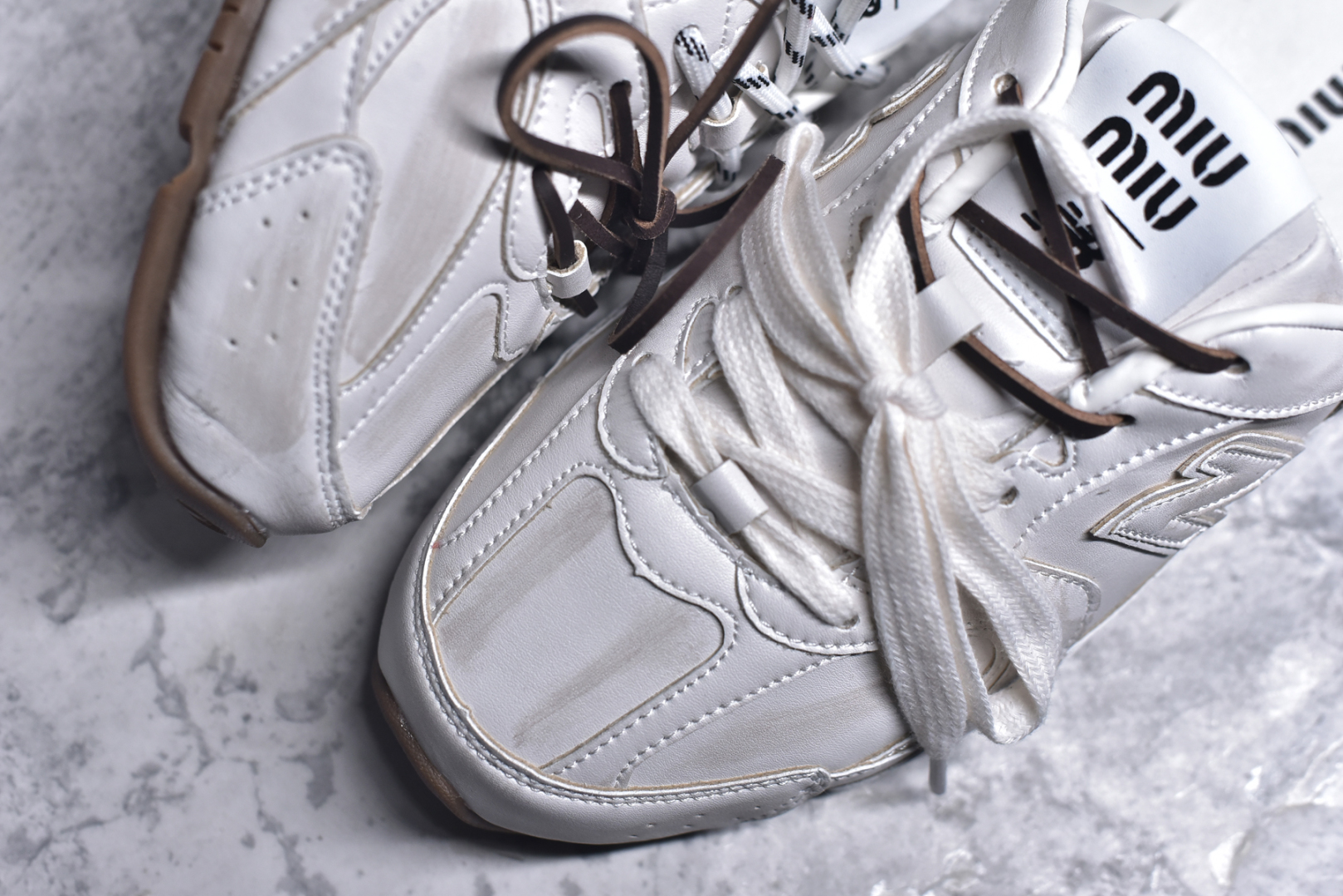 图片[8]-#MiuMiu x New Balance NB530 SL 缪缪联名系列低帮经典复古休闲运动鞋半拖 近几年运动品牌与各大潮流品牌不断推出联名产品，在球鞋圈拥有极高的热度。此外，奢侈品牌和运动品牌联名也早已非新鲜事，继 Dior 和 Jordan Brand 以及 Prada 和 adidas 合作后。近日，Miu Miu与New Balance的合作基本已经成为定番，每年都会上新，而近期的最新联名也已经正式曝光，预计会在24年春夏面世！相比之前两次使用的574，这次Miu Miu带来了全新风格。采用了全新型号MR530进行设计，继续使用复古的旧化效果和去年就被带火的美拉德配色打造。Miu Miu作为千禧文化的重要推手，这次也是直接挑选了New Balance 2000年代时发布的健身跑鞋MR530。整体做旧效果非常明显，甚至有些二手鞋的感觉，多少是有点瘦巴黎世家影响了……配色方面将会推出米色和棕色两种颜色可供选择，整体覆盖了做旧麂皮，鞋舌和鞋垫和之前一致，有Miu Miu的Logo，同时搭配皮革和棉质双鞋带组成。尺码：36 37 37.5 38 38.5 39.5 40 40.5 41.5 42 42.5 43.5 44 44.5 45-选品中心