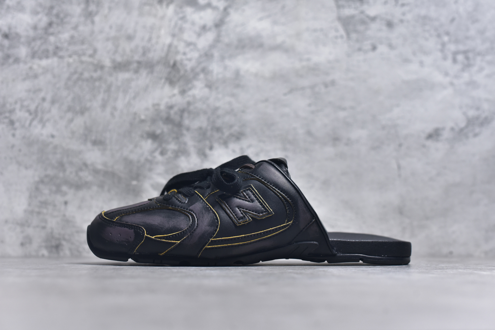 #MiuMiu x New Balance NB530 SL 缪缪联名系列低帮经典复古休闲运动鞋半拖 近几年运动品牌与各大潮流品牌不断推出联名产品，在球鞋圈拥有极高的热度。此外，奢侈品牌和运动品牌联名也早已非新鲜事，继 Dior 和 Jordan Brand 以及 Prada 和 adidas 合作后。近日，Miu Miu与New Balance的合作基本已经成为定番，每年都会上新，而近期的最新联名也已经正式曝光，预计会在24年春夏面世！相比之前两次使用的574，这次Miu Miu带来了全新风格。采用了全新型号MR530进行设计，继续使用复古的旧化效果和去年就被带火的美拉德配色打造。Miu Miu作为千禧文化的重要推手，这次也是直接挑选了New Balance 2000年代时发布的健身跑鞋MR530。整体做旧效果非常明显，甚至有些二手鞋的感觉，多少是有点瘦巴黎世家影响了……配色方面将会推出米色和棕色两种颜色可供选择，整体覆盖了做旧麂皮，鞋舌和鞋垫和之前一致，有Miu Miu的Logo，同时搭配皮革和棉质双鞋带组成。尺码：36 37 37.5 38 38.5 39.5 40 40.5 41.5 42 42.5 43.5 44 44.5 45-选品中心