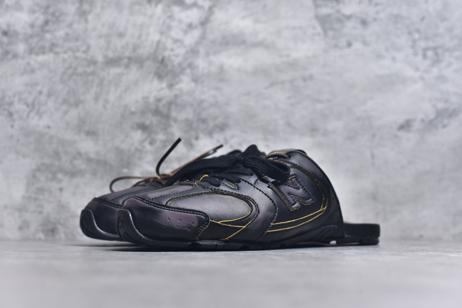 图片[2]-#MiuMiu x New Balance NB530 SL 缪缪联名系列低帮经典复古休闲运动鞋半拖 近几年运动品牌与各大潮流品牌不断推出联名产品，在球鞋圈拥有极高的热度。此外，奢侈品牌和运动品牌联名也早已非新鲜事，继 Dior 和 Jordan Brand 以及 Prada 和 adidas 合作后。近日，Miu Miu与New Balance的合作基本已经成为定番，每年都会上新，而近期的最新联名也已经正式曝光，预计会在24年春夏面世！相比之前两次使用的574，这次Miu Miu带来了全新风格。采用了全新型号MR530进行设计，继续使用复古的旧化效果和去年就被带火的美拉德配色打造。Miu Miu作为千禧文化的重要推手，这次也是直接挑选了New Balance 2000年代时发布的健身跑鞋MR530。整体做旧效果非常明显，甚至有些二手鞋的感觉，多少是有点瘦巴黎世家影响了……配色方面将会推出米色和棕色两种颜色可供选择，整体覆盖了做旧麂皮，鞋舌和鞋垫和之前一致，有Miu Miu的Logo，同时搭配皮革和棉质双鞋带组成。尺码：36 37 37.5 38 38.5 39.5 40 40.5 41.5 42 42.5 43.5 44 44.5 45-选品中心