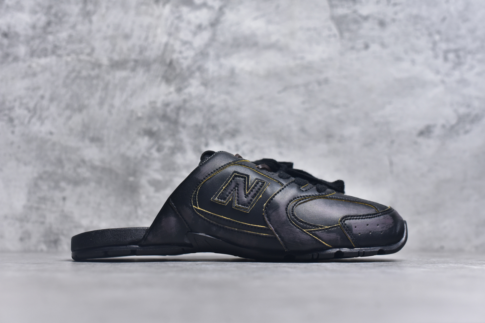 图片[3]-#MiuMiu x New Balance NB530 SL 缪缪联名系列低帮经典复古休闲运动鞋半拖 近几年运动品牌与各大潮流品牌不断推出联名产品，在球鞋圈拥有极高的热度。此外，奢侈品牌和运动品牌联名也早已非新鲜事，继 Dior 和 Jordan Brand 以及 Prada 和 adidas 合作后。近日，Miu Miu与New Balance的合作基本已经成为定番，每年都会上新，而近期的最新联名也已经正式曝光，预计会在24年春夏面世！相比之前两次使用的574，这次Miu Miu带来了全新风格。采用了全新型号MR530进行设计，继续使用复古的旧化效果和去年就被带火的美拉德配色打造。Miu Miu作为千禧文化的重要推手，这次也是直接挑选了New Balance 2000年代时发布的健身跑鞋MR530。整体做旧效果非常明显，甚至有些二手鞋的感觉，多少是有点瘦巴黎世家影响了……配色方面将会推出米色和棕色两种颜色可供选择，整体覆盖了做旧麂皮，鞋舌和鞋垫和之前一致，有Miu Miu的Logo，同时搭配皮革和棉质双鞋带组成。尺码：36 37 37.5 38 38.5 39.5 40 40.5 41.5 42 42.5 43.5 44 44.5 45-选品中心