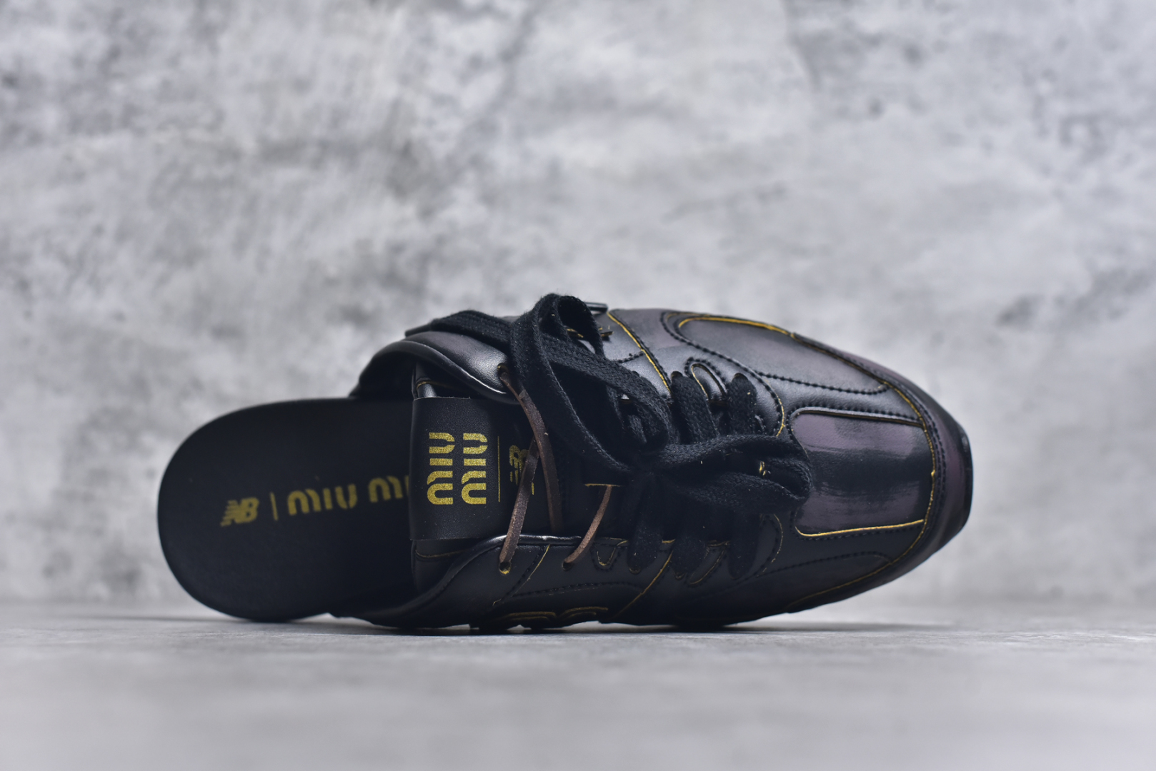图片[4]-#MiuMiu x New Balance NB530 SL 缪缪联名系列低帮经典复古休闲运动鞋半拖 近几年运动品牌与各大潮流品牌不断推出联名产品，在球鞋圈拥有极高的热度。此外，奢侈品牌和运动品牌联名也早已非新鲜事，继 Dior 和 Jordan Brand 以及 Prada 和 adidas 合作后。近日，Miu Miu与New Balance的合作基本已经成为定番，每年都会上新，而近期的最新联名也已经正式曝光，预计会在24年春夏面世！相比之前两次使用的574，这次Miu Miu带来了全新风格。采用了全新型号MR530进行设计，继续使用复古的旧化效果和去年就被带火的美拉德配色打造。Miu Miu作为千禧文化的重要推手，这次也是直接挑选了New Balance 2000年代时发布的健身跑鞋MR530。整体做旧效果非常明显，甚至有些二手鞋的感觉，多少是有点瘦巴黎世家影响了……配色方面将会推出米色和棕色两种颜色可供选择，整体覆盖了做旧麂皮，鞋舌和鞋垫和之前一致，有Miu Miu的Logo，同时搭配皮革和棉质双鞋带组成。尺码：36 37 37.5 38 38.5 39.5 40 40.5 41.5 42 42.5 43.5 44 44.5 45-选品中心