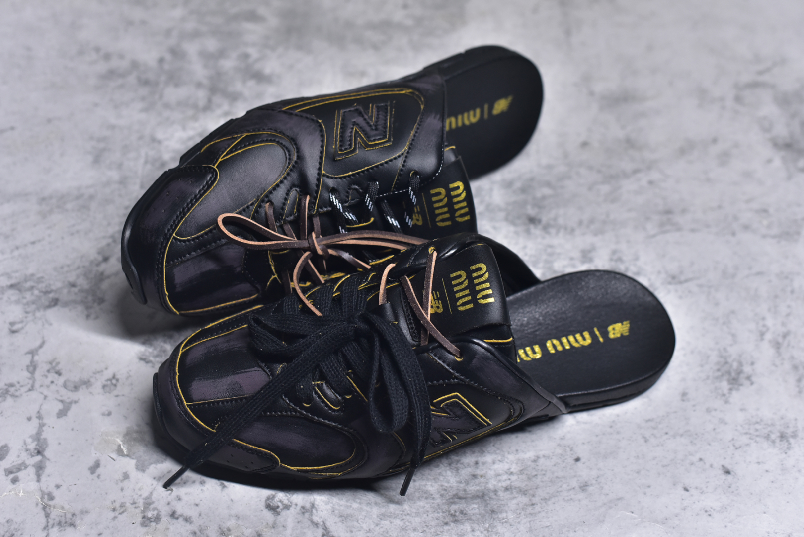 图片[7]-#MiuMiu x New Balance NB530 SL 缪缪联名系列低帮经典复古休闲运动鞋半拖 近几年运动品牌与各大潮流品牌不断推出联名产品，在球鞋圈拥有极高的热度。此外，奢侈品牌和运动品牌联名也早已非新鲜事，继 Dior 和 Jordan Brand 以及 Prada 和 adidas 合作后。近日，Miu Miu与New Balance的合作基本已经成为定番，每年都会上新，而近期的最新联名也已经正式曝光，预计会在24年春夏面世！相比之前两次使用的574，这次Miu Miu带来了全新风格。采用了全新型号MR530进行设计，继续使用复古的旧化效果和去年就被带火的美拉德配色打造。Miu Miu作为千禧文化的重要推手，这次也是直接挑选了New Balance 2000年代时发布的健身跑鞋MR530。整体做旧效果非常明显，甚至有些二手鞋的感觉，多少是有点瘦巴黎世家影响了……配色方面将会推出米色和棕色两种颜色可供选择，整体覆盖了做旧麂皮，鞋舌和鞋垫和之前一致，有Miu Miu的Logo，同时搭配皮革和棉质双鞋带组成。尺码：36 37 37.5 38 38.5 39.5 40 40.5 41.5 42 42.5 43.5 44 44.5 45-选品中心