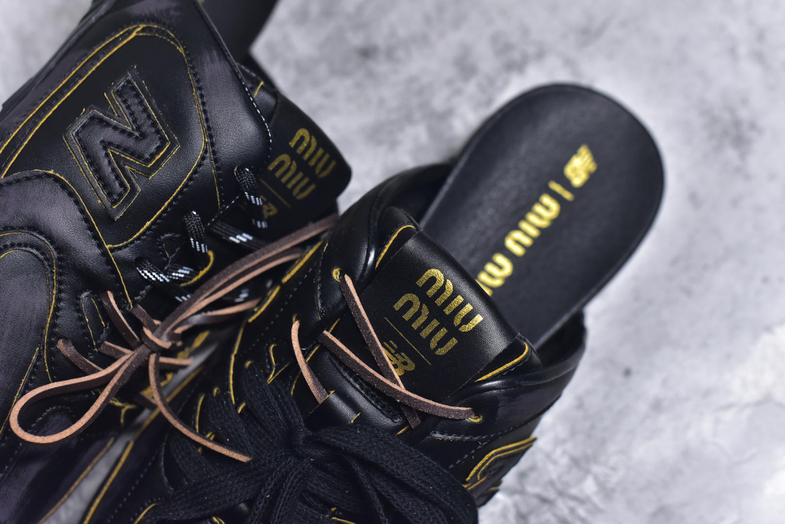 图片[9]-#MiuMiu x New Balance NB530 SL 缪缪联名系列低帮经典复古休闲运动鞋半拖 近几年运动品牌与各大潮流品牌不断推出联名产品，在球鞋圈拥有极高的热度。此外，奢侈品牌和运动品牌联名也早已非新鲜事，继 Dior 和 Jordan Brand 以及 Prada 和 adidas 合作后。近日，Miu Miu与New Balance的合作基本已经成为定番，每年都会上新，而近期的最新联名也已经正式曝光，预计会在24年春夏面世！相比之前两次使用的574，这次Miu Miu带来了全新风格。采用了全新型号MR530进行设计，继续使用复古的旧化效果和去年就被带火的美拉德配色打造。Miu Miu作为千禧文化的重要推手，这次也是直接挑选了New Balance 2000年代时发布的健身跑鞋MR530。整体做旧效果非常明显，甚至有些二手鞋的感觉，多少是有点瘦巴黎世家影响了……配色方面将会推出米色和棕色两种颜色可供选择，整体覆盖了做旧麂皮，鞋舌和鞋垫和之前一致，有Miu Miu的Logo，同时搭配皮革和棉质双鞋带组成。尺码：36 37 37.5 38 38.5 39.5 40 40.5 41.5 42 42.5 43.5 44 44.5 45-选品中心