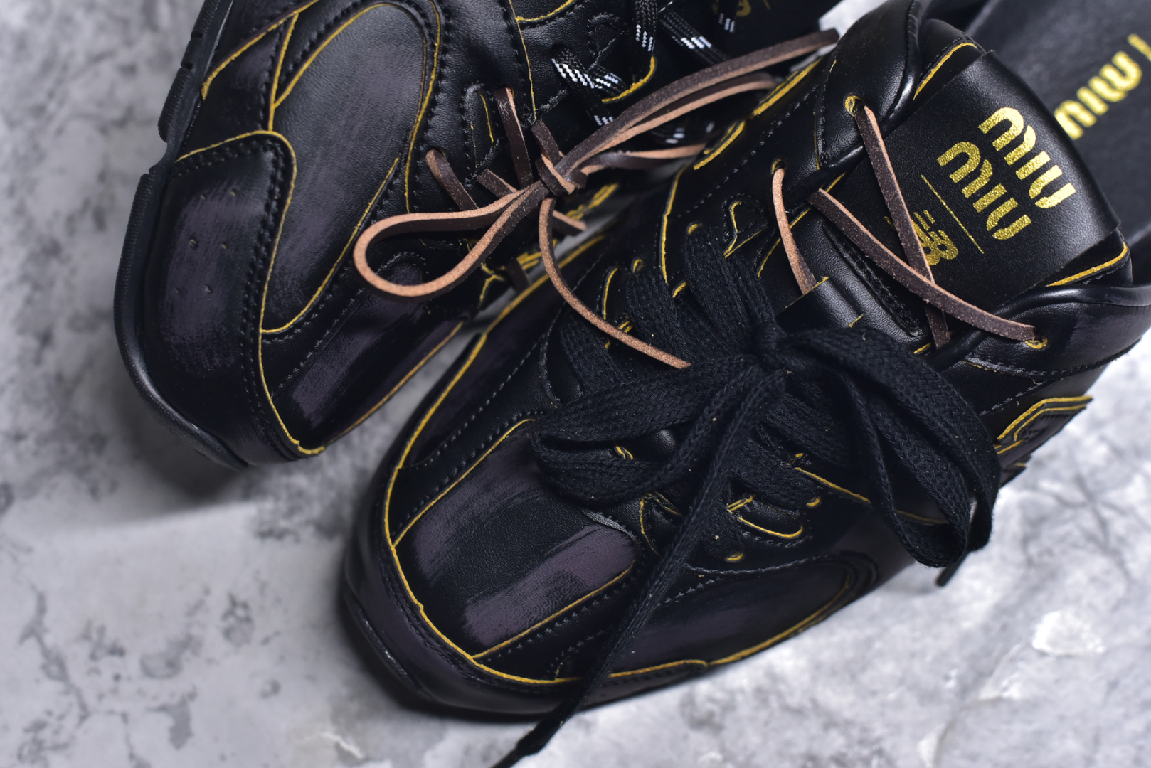 图片[8]-#MiuMiu x New Balance NB530 SL 缪缪联名系列低帮经典复古休闲运动鞋半拖 近几年运动品牌与各大潮流品牌不断推出联名产品，在球鞋圈拥有极高的热度。此外，奢侈品牌和运动品牌联名也早已非新鲜事，继 Dior 和 Jordan Brand 以及 Prada 和 adidas 合作后。近日，Miu Miu与New Balance的合作基本已经成为定番，每年都会上新，而近期的最新联名也已经正式曝光，预计会在24年春夏面世！相比之前两次使用的574，这次Miu Miu带来了全新风格。采用了全新型号MR530进行设计，继续使用复古的旧化效果和去年就被带火的美拉德配色打造。Miu Miu作为千禧文化的重要推手，这次也是直接挑选了New Balance 2000年代时发布的健身跑鞋MR530。整体做旧效果非常明显，甚至有些二手鞋的感觉，多少是有点瘦巴黎世家影响了……配色方面将会推出米色和棕色两种颜色可供选择，整体覆盖了做旧麂皮，鞋舌和鞋垫和之前一致，有Miu Miu的Logo，同时搭配皮革和棉质双鞋带组成。尺码：36 37 37.5 38 38.5 39.5 40 40.5 41.5 42 42.5 43.5 44 44.5 45-选品中心