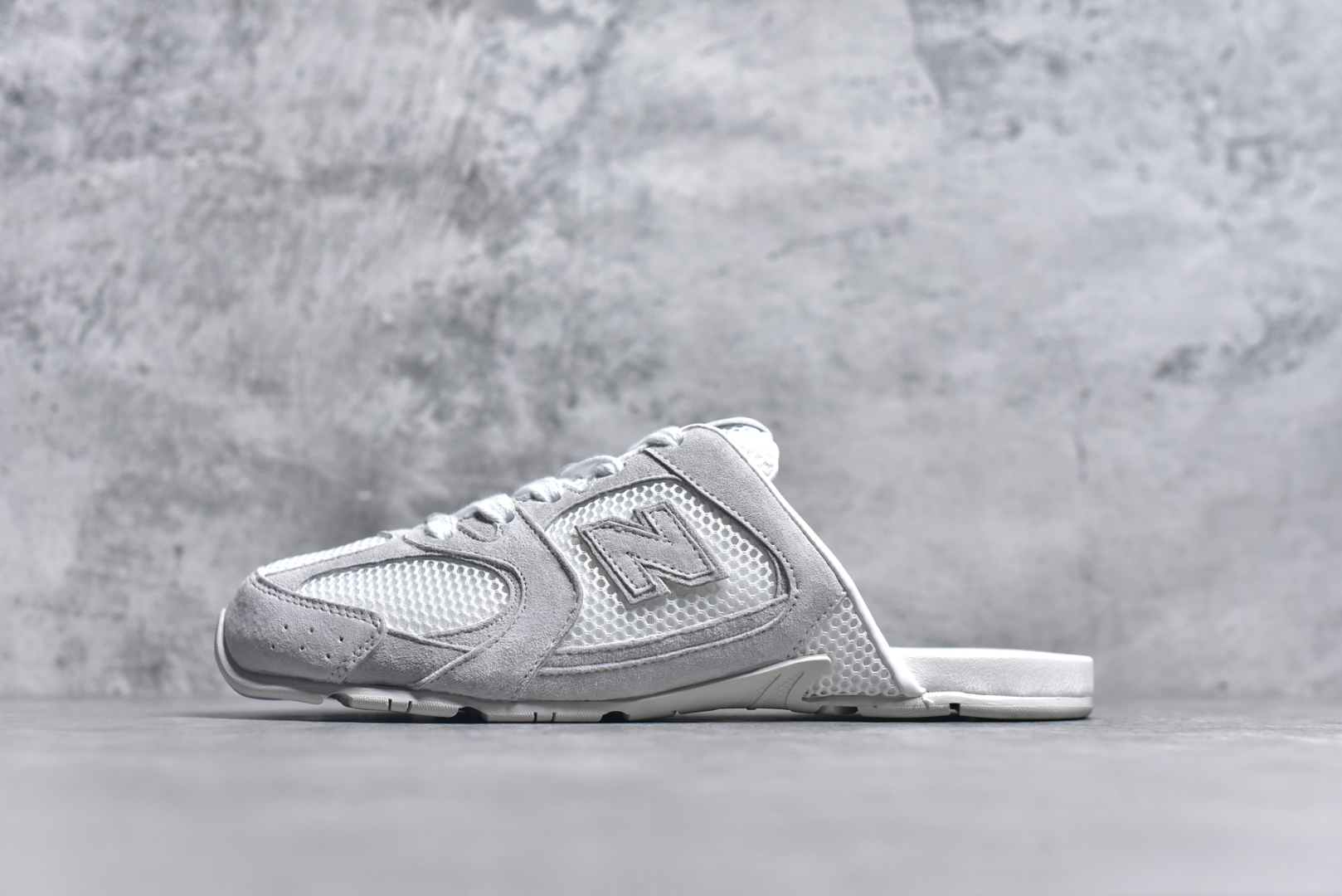 #MiuMiu x New Balance NB530 SL 缪缪联名系列低帮经典复古休闲运动鞋半拖 近几年运动品牌与各大潮流品牌不断推出联名产品，在球鞋圈拥有极高的热度。此外，奢侈品牌和运动品牌联名也早已非新鲜事，继 Dior 和 Jordan Brand 以及 Prada 和 adidas 合作后。近日，Miu Miu与New Balance的合作基本已经成为定番，每年都会上新，而近期的最新联名也已经正式曝光，预计会在24年春夏面世！相比之前两次使用的574，这次Miu Miu带来了全新风格。采用了全新型号MR530进行设计，继续使用复古的旧化效果和去年就被带火的美拉德配色打造。Miu Miu作为千禧文化的重要推手，这次也是直接挑选了New Balance 2000年代时发布的健身跑鞋MR530。整体做旧效果非常明显，甚至有些二手鞋的感觉，多少是有点瘦巴黎世家影响了……配色方面将会推出米色和棕色两种颜色可供选择，整体覆盖了做旧麂皮，鞋舌和鞋垫和之前一致，有Miu Miu的Logo，同时搭配皮革和棉质双鞋带组成。尺码：36 37 37.5 38 38.5 39.5 40 40.5 41.5 42 42.5 43.5 44 44.5 45-选品中心