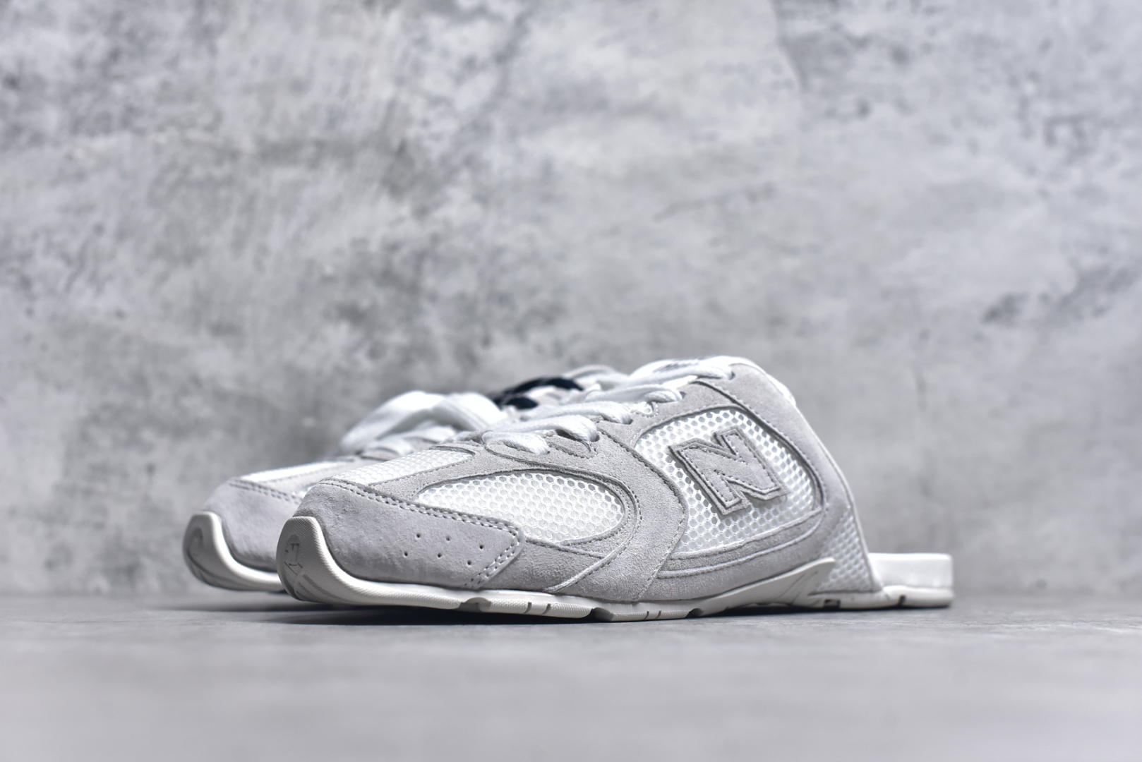 图片[2]-#MiuMiu x New Balance NB530 SL 缪缪联名系列低帮经典复古休闲运动鞋半拖 近几年运动品牌与各大潮流品牌不断推出联名产品，在球鞋圈拥有极高的热度。此外，奢侈品牌和运动品牌联名也早已非新鲜事，继 Dior 和 Jordan Brand 以及 Prada 和 adidas 合作后。近日，Miu Miu与New Balance的合作基本已经成为定番，每年都会上新，而近期的最新联名也已经正式曝光，预计会在24年春夏面世！相比之前两次使用的574，这次Miu Miu带来了全新风格。采用了全新型号MR530进行设计，继续使用复古的旧化效果和去年就被带火的美拉德配色打造。Miu Miu作为千禧文化的重要推手，这次也是直接挑选了New Balance 2000年代时发布的健身跑鞋MR530。整体做旧效果非常明显，甚至有些二手鞋的感觉，多少是有点瘦巴黎世家影响了……配色方面将会推出米色和棕色两种颜色可供选择，整体覆盖了做旧麂皮，鞋舌和鞋垫和之前一致，有Miu Miu的Logo，同时搭配皮革和棉质双鞋带组成。尺码：36 37 37.5 38 38.5 39.5 40 40.5 41.5 42 42.5 43.5 44 44.5 45-选品中心