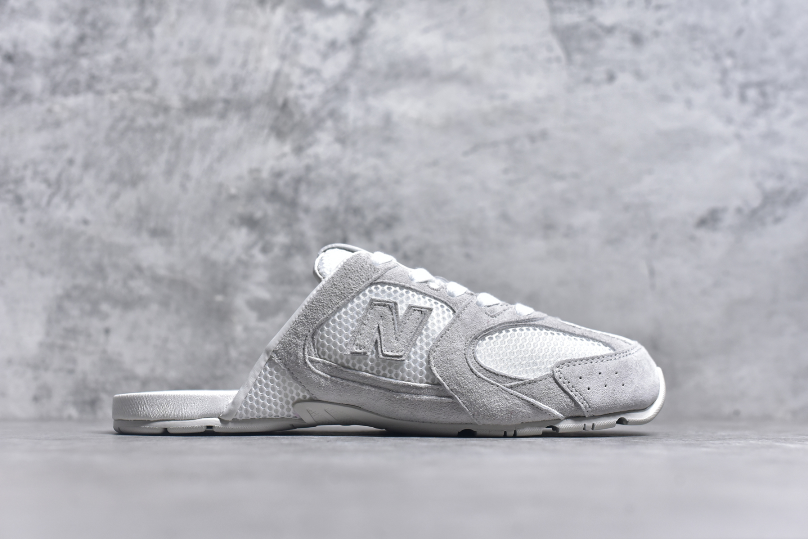 图片[3]-#MiuMiu x New Balance NB530 SL 缪缪联名系列低帮经典复古休闲运动鞋半拖 近几年运动品牌与各大潮流品牌不断推出联名产品，在球鞋圈拥有极高的热度。此外，奢侈品牌和运动品牌联名也早已非新鲜事，继 Dior 和 Jordan Brand 以及 Prada 和 adidas 合作后。近日，Miu Miu与New Balance的合作基本已经成为定番，每年都会上新，而近期的最新联名也已经正式曝光，预计会在24年春夏面世！相比之前两次使用的574，这次Miu Miu带来了全新风格。采用了全新型号MR530进行设计，继续使用复古的旧化效果和去年就被带火的美拉德配色打造。Miu Miu作为千禧文化的重要推手，这次也是直接挑选了New Balance 2000年代时发布的健身跑鞋MR530。整体做旧效果非常明显，甚至有些二手鞋的感觉，多少是有点瘦巴黎世家影响了……配色方面将会推出米色和棕色两种颜色可供选择，整体覆盖了做旧麂皮，鞋舌和鞋垫和之前一致，有Miu Miu的Logo，同时搭配皮革和棉质双鞋带组成。尺码：36 37 37.5 38 38.5 39.5 40 40.5 41.5 42 42.5 43.5 44 44.5 45-选品中心