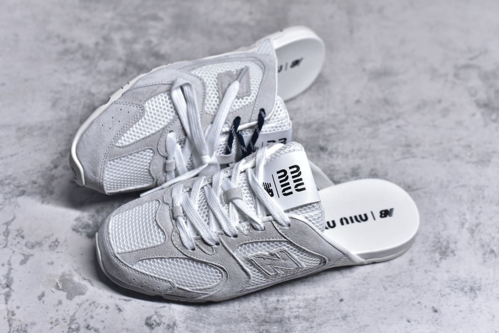 图片[7]-#MiuMiu x New Balance NB530 SL 缪缪联名系列低帮经典复古休闲运动鞋半拖 近几年运动品牌与各大潮流品牌不断推出联名产品，在球鞋圈拥有极高的热度。此外，奢侈品牌和运动品牌联名也早已非新鲜事，继 Dior 和 Jordan Brand 以及 Prada 和 adidas 合作后。近日，Miu Miu与New Balance的合作基本已经成为定番，每年都会上新，而近期的最新联名也已经正式曝光，预计会在24年春夏面世！相比之前两次使用的574，这次Miu Miu带来了全新风格。采用了全新型号MR530进行设计，继续使用复古的旧化效果和去年就被带火的美拉德配色打造。Miu Miu作为千禧文化的重要推手，这次也是直接挑选了New Balance 2000年代时发布的健身跑鞋MR530。整体做旧效果非常明显，甚至有些二手鞋的感觉，多少是有点瘦巴黎世家影响了……配色方面将会推出米色和棕色两种颜色可供选择，整体覆盖了做旧麂皮，鞋舌和鞋垫和之前一致，有Miu Miu的Logo，同时搭配皮革和棉质双鞋带组成。尺码：36 37 37.5 38 38.5 39.5 40 40.5 41.5 42 42.5 43.5 44 44.5 45-选品中心