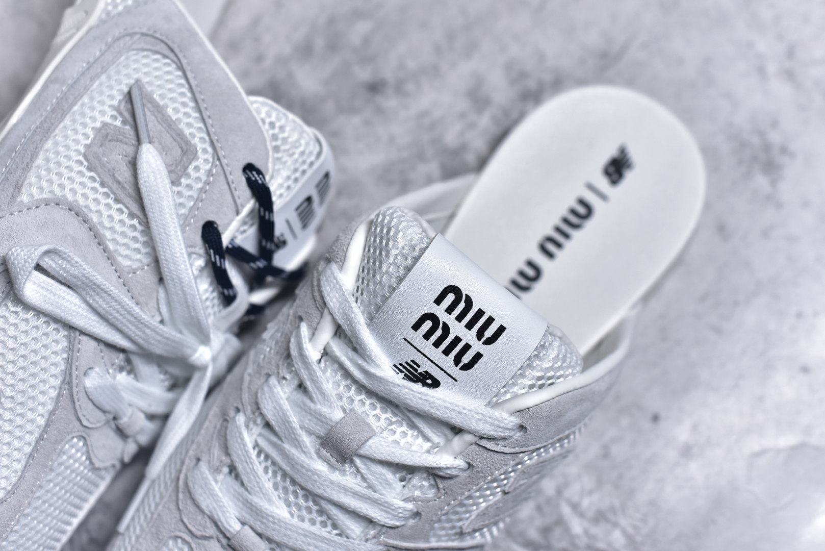 图片[9]-#MiuMiu x New Balance NB530 SL 缪缪联名系列低帮经典复古休闲运动鞋半拖 近几年运动品牌与各大潮流品牌不断推出联名产品，在球鞋圈拥有极高的热度。此外，奢侈品牌和运动品牌联名也早已非新鲜事，继 Dior 和 Jordan Brand 以及 Prada 和 adidas 合作后。近日，Miu Miu与New Balance的合作基本已经成为定番，每年都会上新，而近期的最新联名也已经正式曝光，预计会在24年春夏面世！相比之前两次使用的574，这次Miu Miu带来了全新风格。采用了全新型号MR530进行设计，继续使用复古的旧化效果和去年就被带火的美拉德配色打造。Miu Miu作为千禧文化的重要推手，这次也是直接挑选了New Balance 2000年代时发布的健身跑鞋MR530。整体做旧效果非常明显，甚至有些二手鞋的感觉，多少是有点瘦巴黎世家影响了……配色方面将会推出米色和棕色两种颜色可供选择，整体覆盖了做旧麂皮，鞋舌和鞋垫和之前一致，有Miu Miu的Logo，同时搭配皮革和棉质双鞋带组成。尺码：36 37 37.5 38 38.5 39.5 40 40.5 41.5 42 42.5 43.5 44 44.5 45-选品中心