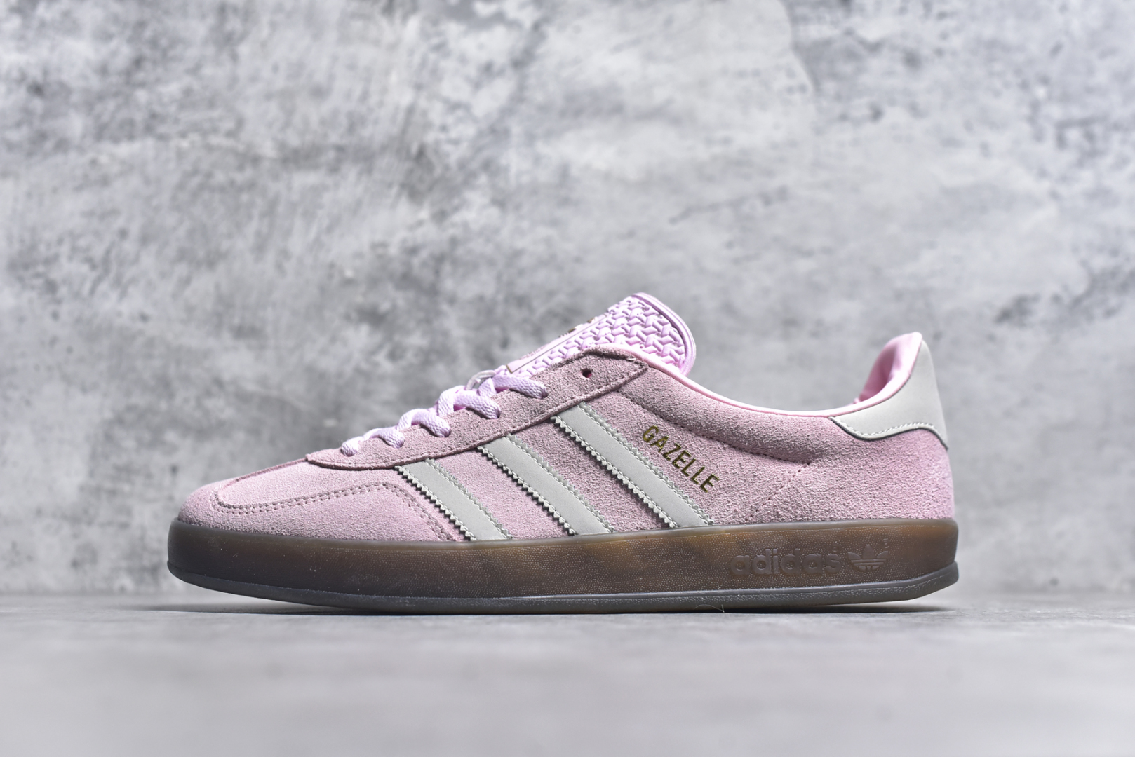 #adidas Originals Gazelle INdoor 三叶草休闲防滑耐磨低帮板鞋 鞋头出色设计 塑就出众贴合感 稳固的后跟贴合足部曲线设计 软弹舒适 不易磨脚 橡胶鞋底配合防滑纹路设计 平稳抓地 货号： JI2716 尺码： 35.5 36 36.5 37.5 38 38.5 39 40 40.5 41 42 42.5 43 44 45-选品中心