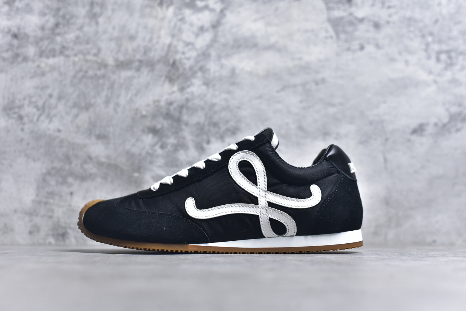 #罗意威Loewe Ballet Runner 2.0 Sneakers 芭蕾舞2.0系列阿甘复古风德训薄底百搭休闲运动鞋 全手工拉帮工艺成型 采用反绒牛皮革拼接头层皮饰片鞋面材质 鞋身原装高密度防刮尼龙面料,极好柔软效果 双层乳胶缓震鞋垫 外部搭配轻量EVA缓震组合橡胶防滑片装外底 尺码：35-44-选品中心