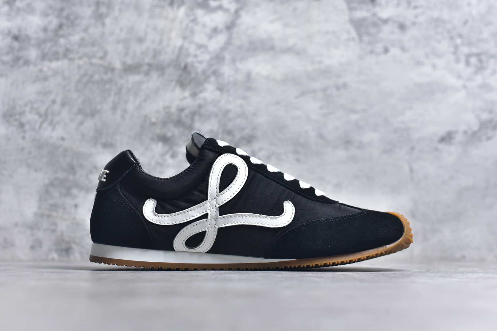 图片[3]-#罗意威Loewe Ballet Runner 2.0 Sneakers 芭蕾舞2.0系列阿甘复古风德训薄底百搭休闲运动鞋 全手工拉帮工艺成型 采用反绒牛皮革拼接头层皮饰片鞋面材质 鞋身原装高密度防刮尼龙面料,极好柔软效果 双层乳胶缓震鞋垫 外部搭配轻量EVA缓震组合橡胶防滑片装外底 尺码：35-44-选品中心