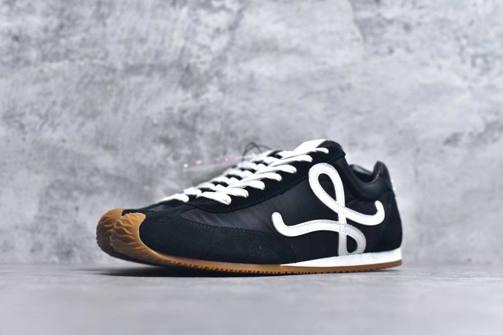 图片[2]-#罗意威Loewe Ballet Runner 2.0 Sneakers 芭蕾舞2.0系列阿甘复古风德训薄底百搭休闲运动鞋 全手工拉帮工艺成型 采用反绒牛皮革拼接头层皮饰片鞋面材质 鞋身原装高密度防刮尼龙面料,极好柔软效果 双层乳胶缓震鞋垫 外部搭配轻量EVA缓震组合橡胶防滑片装外底 尺码：35-44-选品中心