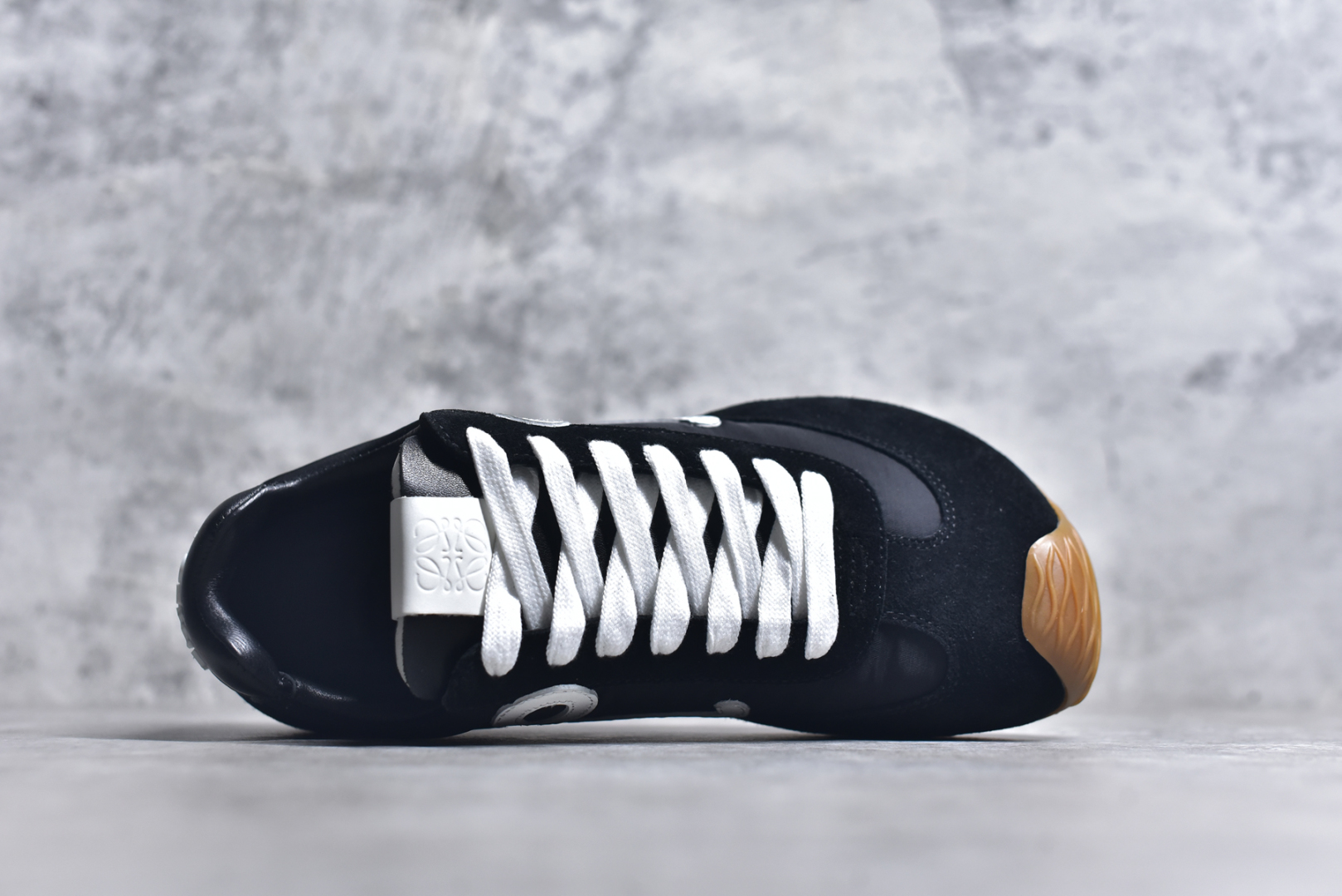 图片[4]-#罗意威Loewe Ballet Runner 2.0 Sneakers 芭蕾舞2.0系列阿甘复古风德训薄底百搭休闲运动鞋 全手工拉帮工艺成型 采用反绒牛皮革拼接头层皮饰片鞋面材质 鞋身原装高密度防刮尼龙面料,极好柔软效果 双层乳胶缓震鞋垫 外部搭配轻量EVA缓震组合橡胶防滑片装外底 尺码：35-44-选品中心