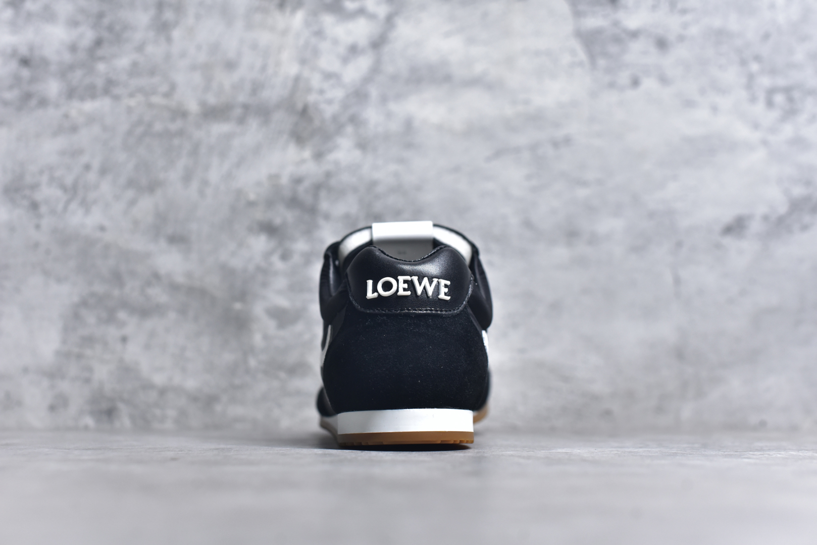 图片[5]-#罗意威Loewe Ballet Runner 2.0 Sneakers 芭蕾舞2.0系列阿甘复古风德训薄底百搭休闲运动鞋 全手工拉帮工艺成型 采用反绒牛皮革拼接头层皮饰片鞋面材质 鞋身原装高密度防刮尼龙面料,极好柔软效果 双层乳胶缓震鞋垫 外部搭配轻量EVA缓震组合橡胶防滑片装外底 尺码：35-44-选品中心