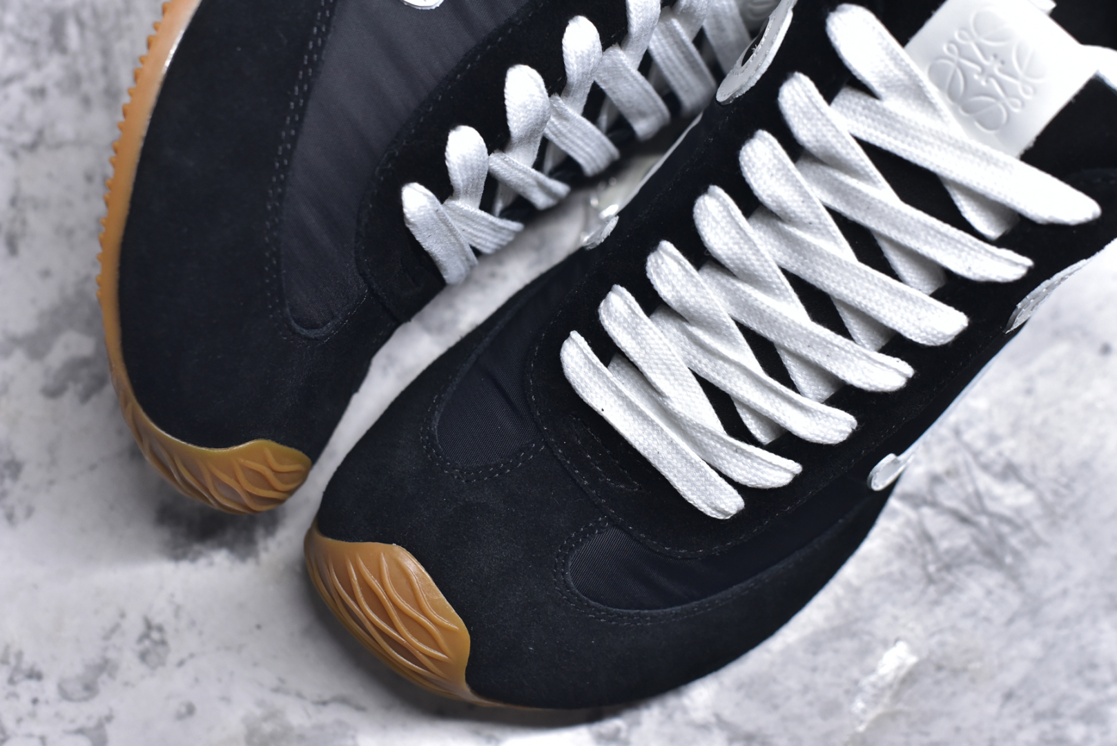 图片[8]-#罗意威Loewe Ballet Runner 2.0 Sneakers 芭蕾舞2.0系列阿甘复古风德训薄底百搭休闲运动鞋 全手工拉帮工艺成型 采用反绒牛皮革拼接头层皮饰片鞋面材质 鞋身原装高密度防刮尼龙面料,极好柔软效果 双层乳胶缓震鞋垫 外部搭配轻量EVA缓震组合橡胶防滑片装外底 尺码：35-44-选品中心