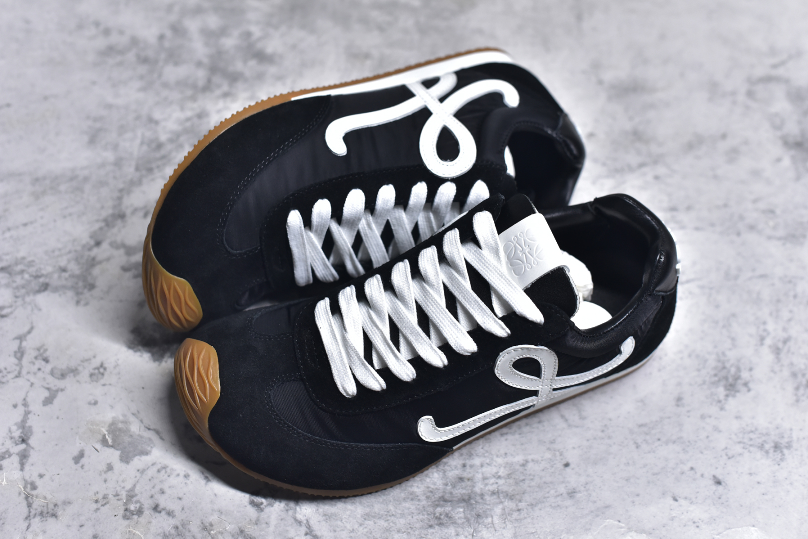 图片[7]-#罗意威Loewe Ballet Runner 2.0 Sneakers 芭蕾舞2.0系列阿甘复古风德训薄底百搭休闲运动鞋 全手工拉帮工艺成型 采用反绒牛皮革拼接头层皮饰片鞋面材质 鞋身原装高密度防刮尼龙面料,极好柔软效果 双层乳胶缓震鞋垫 外部搭配轻量EVA缓震组合橡胶防滑片装外底 尺码：35-44-选品中心