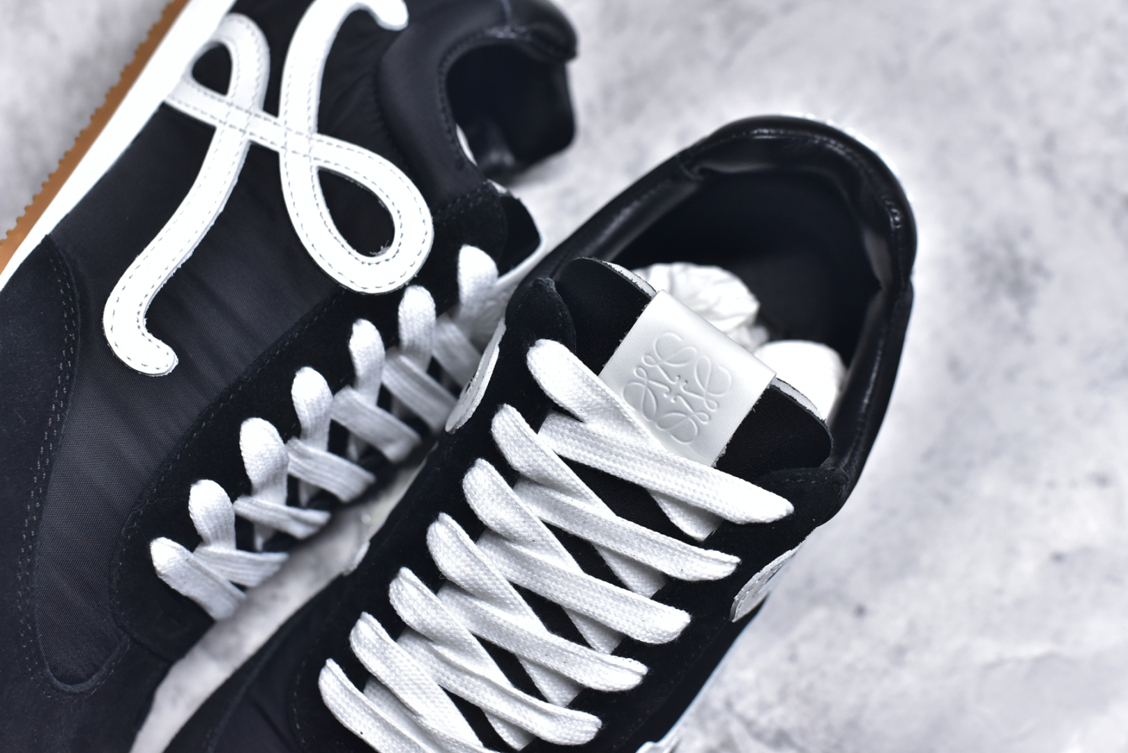 图片[9]-#罗意威Loewe Ballet Runner 2.0 Sneakers 芭蕾舞2.0系列阿甘复古风德训薄底百搭休闲运动鞋 全手工拉帮工艺成型 采用反绒牛皮革拼接头层皮饰片鞋面材质 鞋身原装高密度防刮尼龙面料,极好柔软效果 双层乳胶缓震鞋垫 外部搭配轻量EVA缓震组合橡胶防滑片装外底 尺码：35-44-选品中心