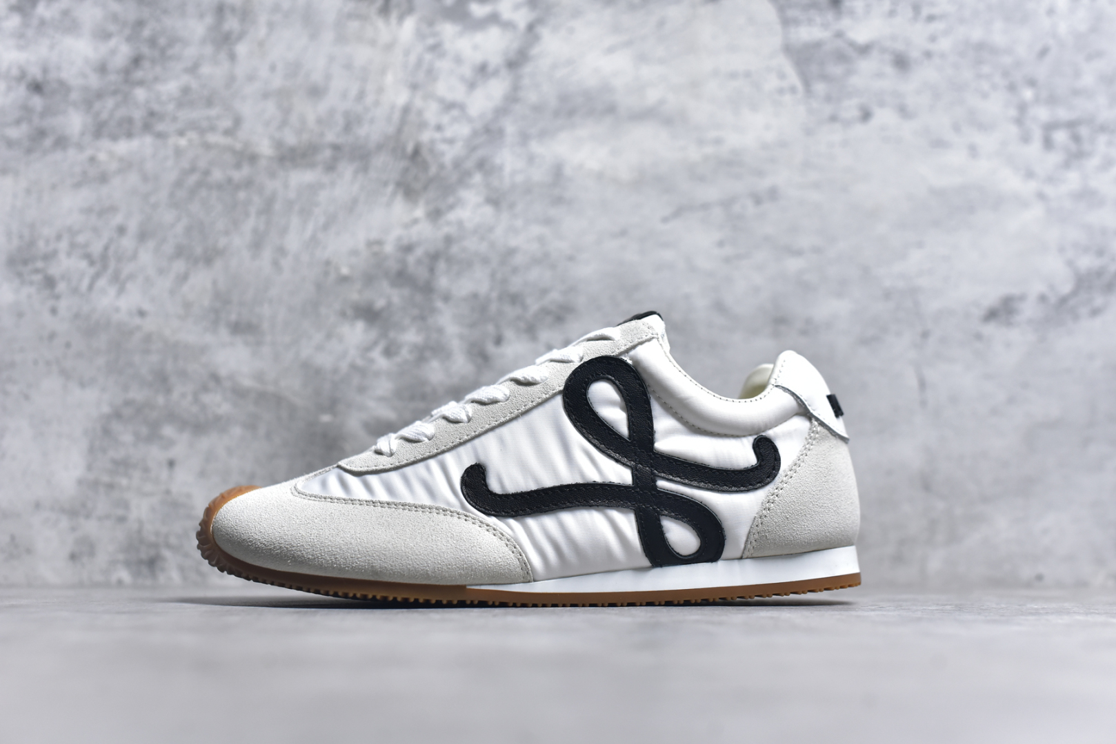 #罗意威Loewe Ballet Runner 2.0 Sneakers 芭蕾舞2.0系列阿甘复古风德训薄底百搭休闲运动鞋 全手工拉帮工艺成型 采用反绒牛皮革拼接头层皮饰片鞋面材质 鞋身原装高密度防刮尼龙面料,极好柔软效果 双层乳胶缓震鞋垫 外部搭配轻量EVA缓震组合橡胶防滑片装外底 尺码：35-44-选品中心