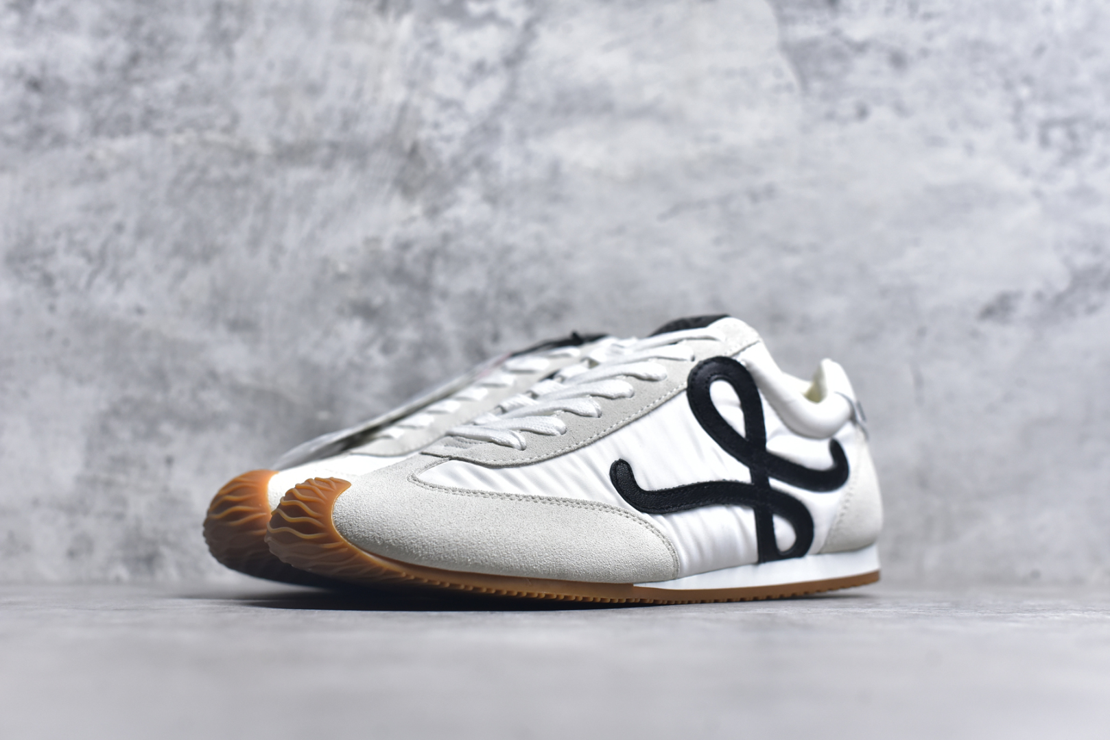 图片[2]-#罗意威Loewe Ballet Runner 2.0 Sneakers 芭蕾舞2.0系列阿甘复古风德训薄底百搭休闲运动鞋 全手工拉帮工艺成型 采用反绒牛皮革拼接头层皮饰片鞋面材质 鞋身原装高密度防刮尼龙面料,极好柔软效果 双层乳胶缓震鞋垫 外部搭配轻量EVA缓震组合橡胶防滑片装外底 尺码：35-44-选品中心