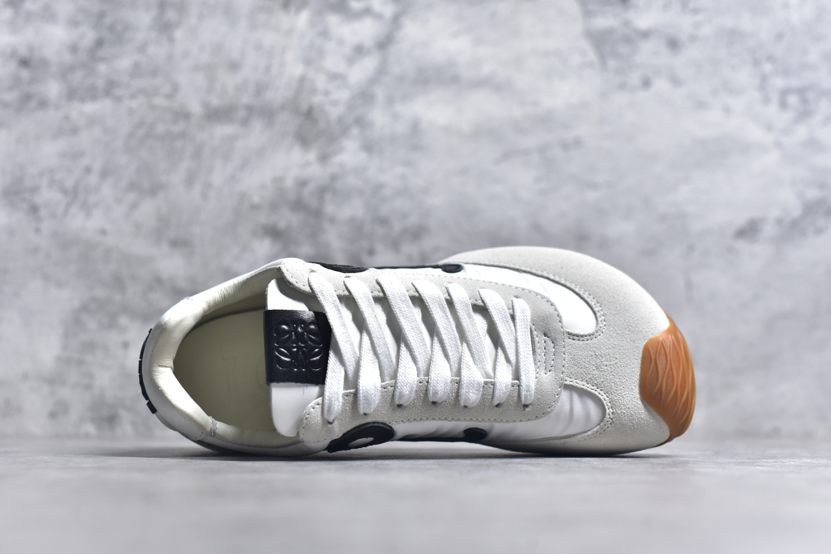 图片[4]-#罗意威Loewe Ballet Runner 2.0 Sneakers 芭蕾舞2.0系列阿甘复古风德训薄底百搭休闲运动鞋 全手工拉帮工艺成型 采用反绒牛皮革拼接头层皮饰片鞋面材质 鞋身原装高密度防刮尼龙面料,极好柔软效果 双层乳胶缓震鞋垫 外部搭配轻量EVA缓震组合橡胶防滑片装外底 尺码：35-44-选品中心