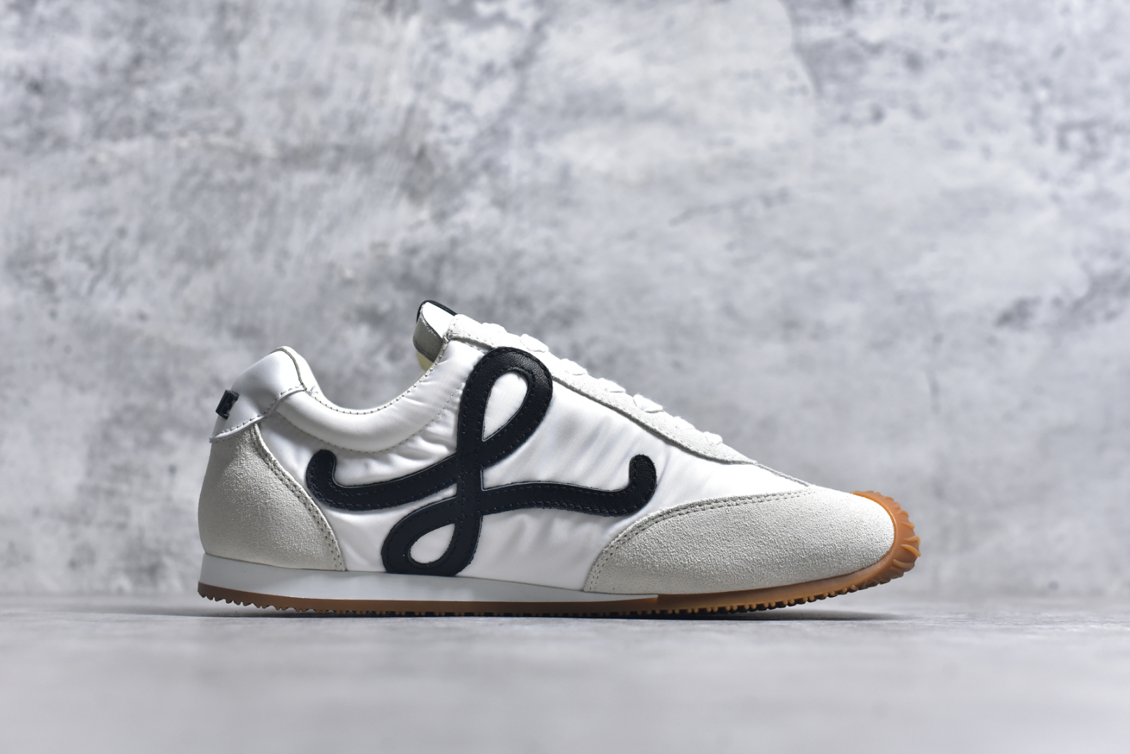 图片[3]-#罗意威Loewe Ballet Runner 2.0 Sneakers 芭蕾舞2.0系列阿甘复古风德训薄底百搭休闲运动鞋 全手工拉帮工艺成型 采用反绒牛皮革拼接头层皮饰片鞋面材质 鞋身原装高密度防刮尼龙面料,极好柔软效果 双层乳胶缓震鞋垫 外部搭配轻量EVA缓震组合橡胶防滑片装外底 尺码：35-44-选品中心