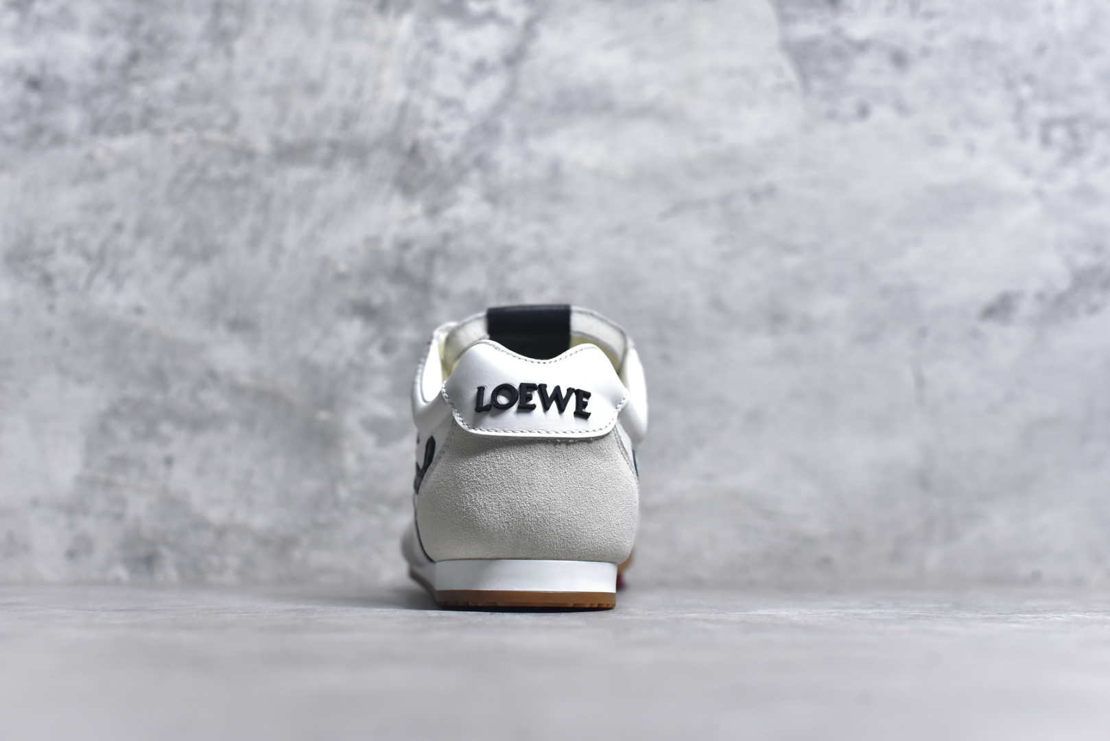 图片[5]-#罗意威Loewe Ballet Runner 2.0 Sneakers 芭蕾舞2.0系列阿甘复古风德训薄底百搭休闲运动鞋 全手工拉帮工艺成型 采用反绒牛皮革拼接头层皮饰片鞋面材质 鞋身原装高密度防刮尼龙面料,极好柔软效果 双层乳胶缓震鞋垫 外部搭配轻量EVA缓震组合橡胶防滑片装外底 尺码：35-44-选品中心