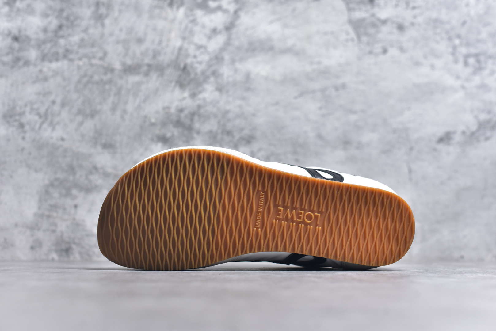 图片[6]-#罗意威Loewe Ballet Runner 2.0 Sneakers 芭蕾舞2.0系列阿甘复古风德训薄底百搭休闲运动鞋 全手工拉帮工艺成型 采用反绒牛皮革拼接头层皮饰片鞋面材质 鞋身原装高密度防刮尼龙面料,极好柔软效果 双层乳胶缓震鞋垫 外部搭配轻量EVA缓震组合橡胶防滑片装外底 尺码：35-44-选品中心
