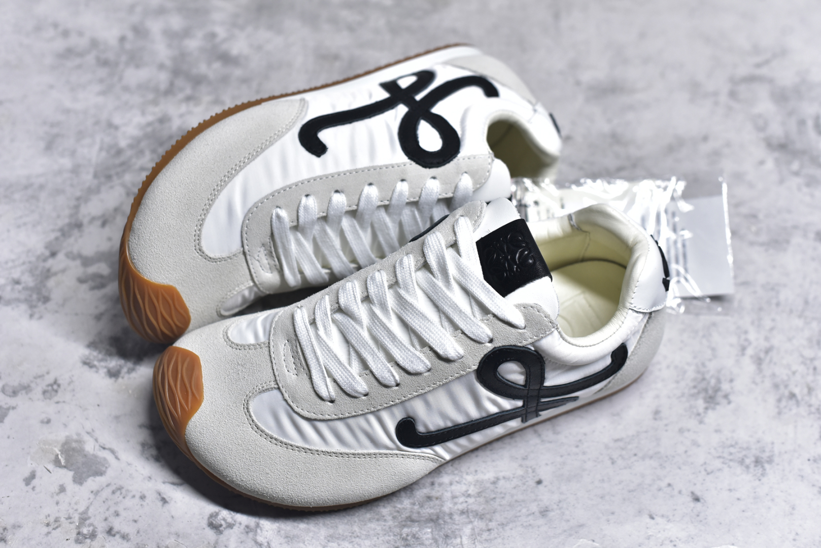 图片[7]-#罗意威Loewe Ballet Runner 2.0 Sneakers 芭蕾舞2.0系列阿甘复古风德训薄底百搭休闲运动鞋 全手工拉帮工艺成型 采用反绒牛皮革拼接头层皮饰片鞋面材质 鞋身原装高密度防刮尼龙面料,极好柔软效果 双层乳胶缓震鞋垫 外部搭配轻量EVA缓震组合橡胶防滑片装外底 尺码：35-44-选品中心