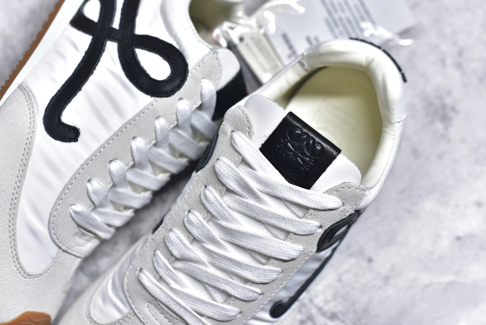 图片[9]-#罗意威Loewe Ballet Runner 2.0 Sneakers 芭蕾舞2.0系列阿甘复古风德训薄底百搭休闲运动鞋 全手工拉帮工艺成型 采用反绒牛皮革拼接头层皮饰片鞋面材质 鞋身原装高密度防刮尼龙面料,极好柔软效果 双层乳胶缓震鞋垫 外部搭配轻量EVA缓震组合橡胶防滑片装外底 尺码：35-44-选品中心